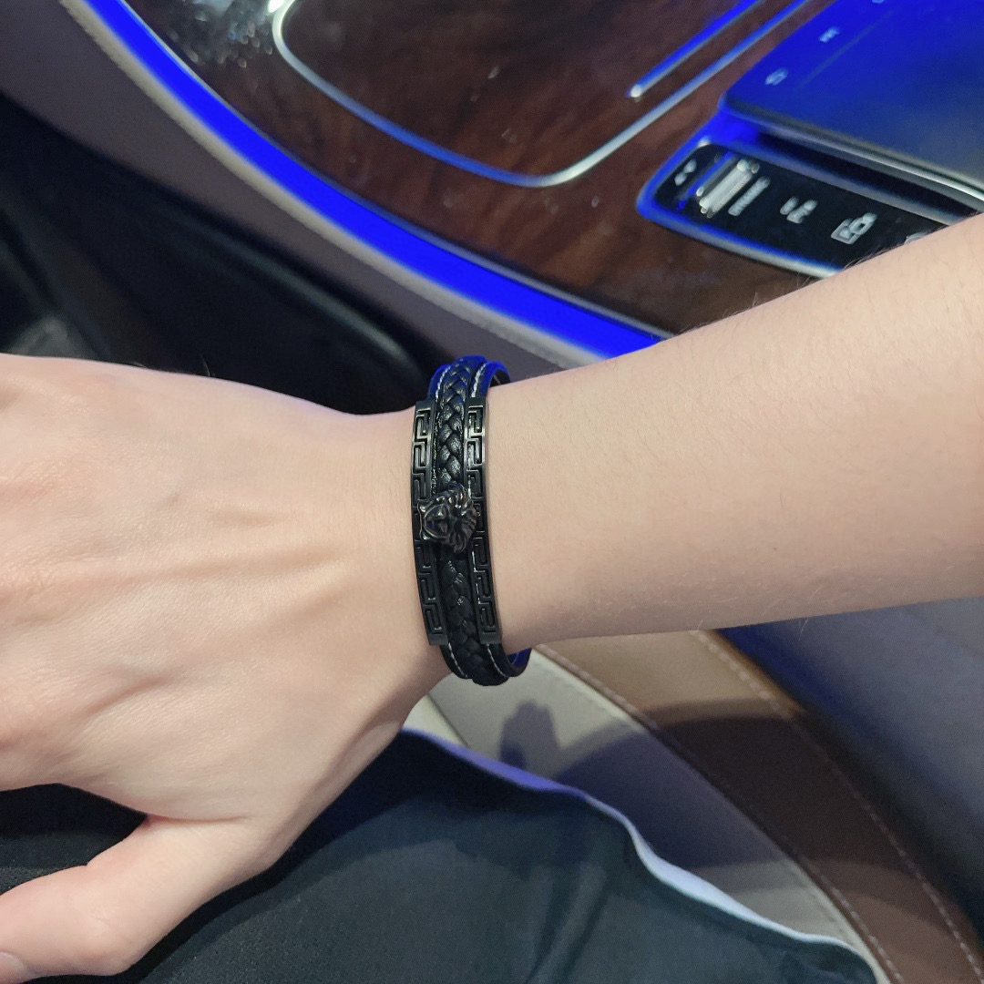   Versace 范思哲 杜美莎标志牛皮手绳手链 帅气酷炫 同时透露着一丝不羁的自由气息 展现别样趣味