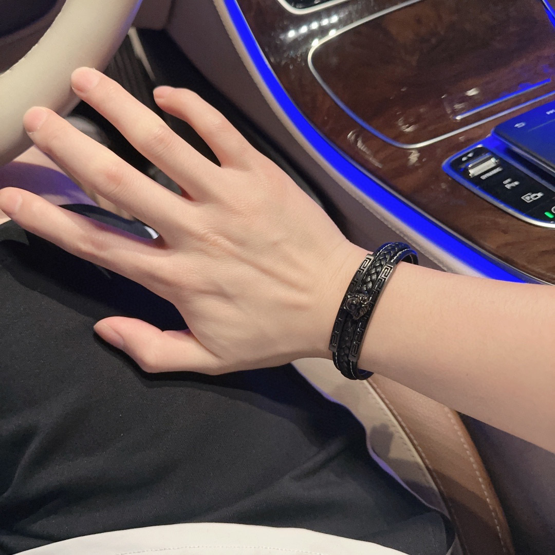   Versace 范思哲 杜美莎标志牛皮手绳手链 帅气酷炫 同时透露着一丝不羁的自由气息 展现别样趣味