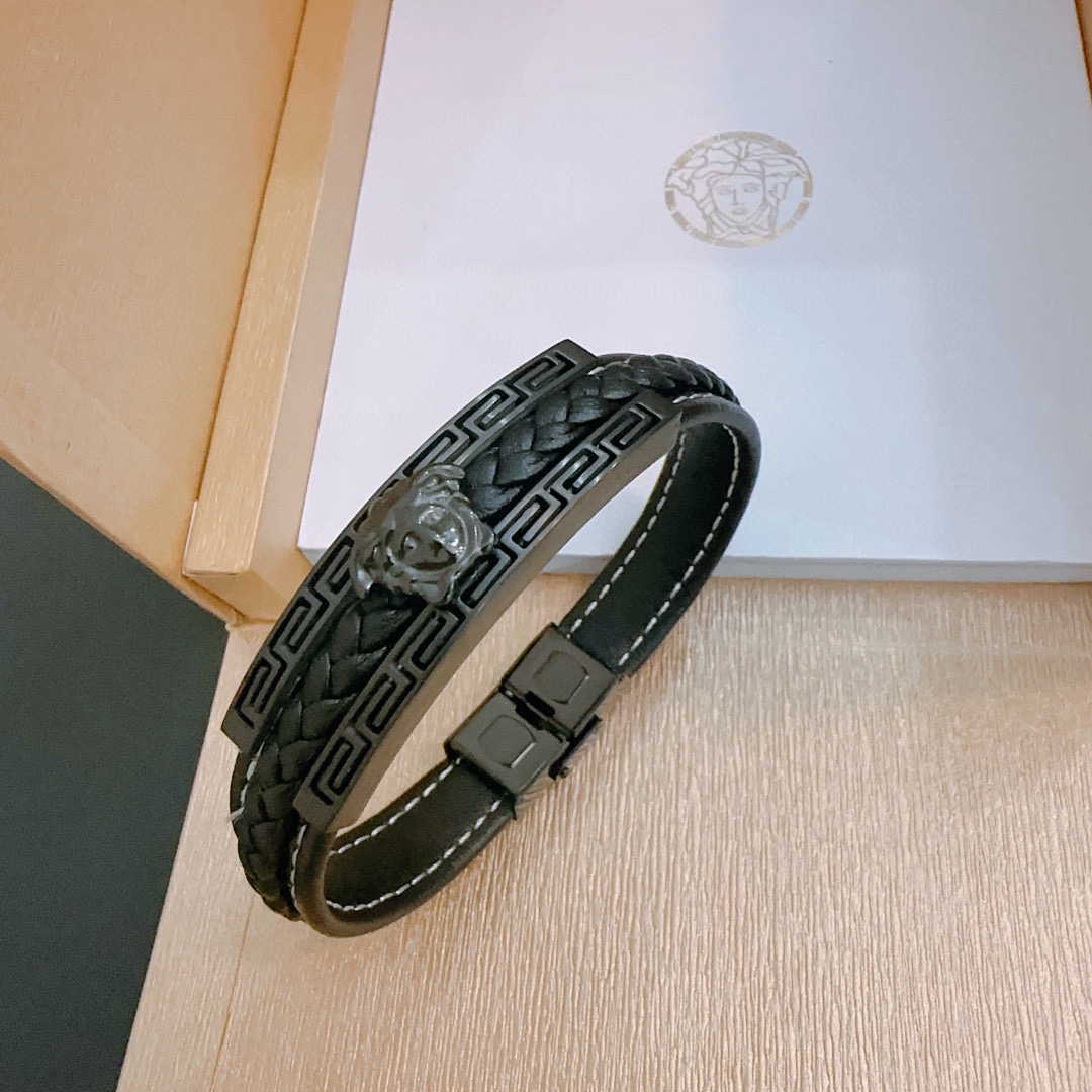   Versace 范思哲 杜美莎标志牛皮手绳手链 帅气酷炫 同时透露着一丝不羁的自由气息 展现别样趣味