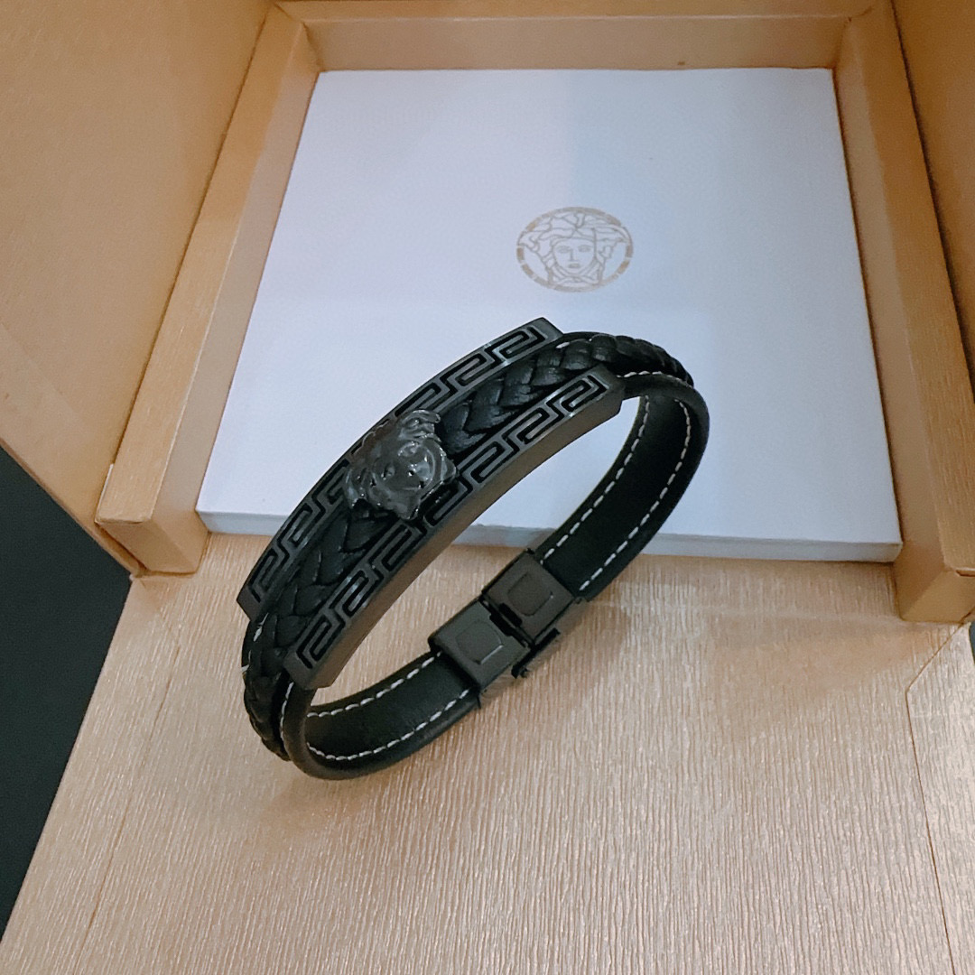   Versace 范思哲 杜美莎标志牛皮手绳手链 帅气酷炫 同时透露着一丝不羁的自由气息 展现别样趣味