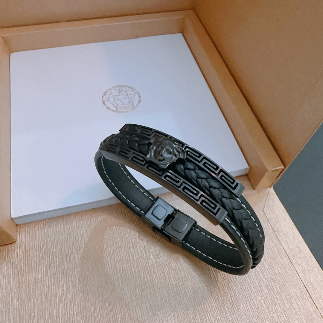   Versace 范思哲 杜美莎标志牛皮手绳手链 帅气酷炫 同时透露着一丝不羁的自由气息 展现别样趣味