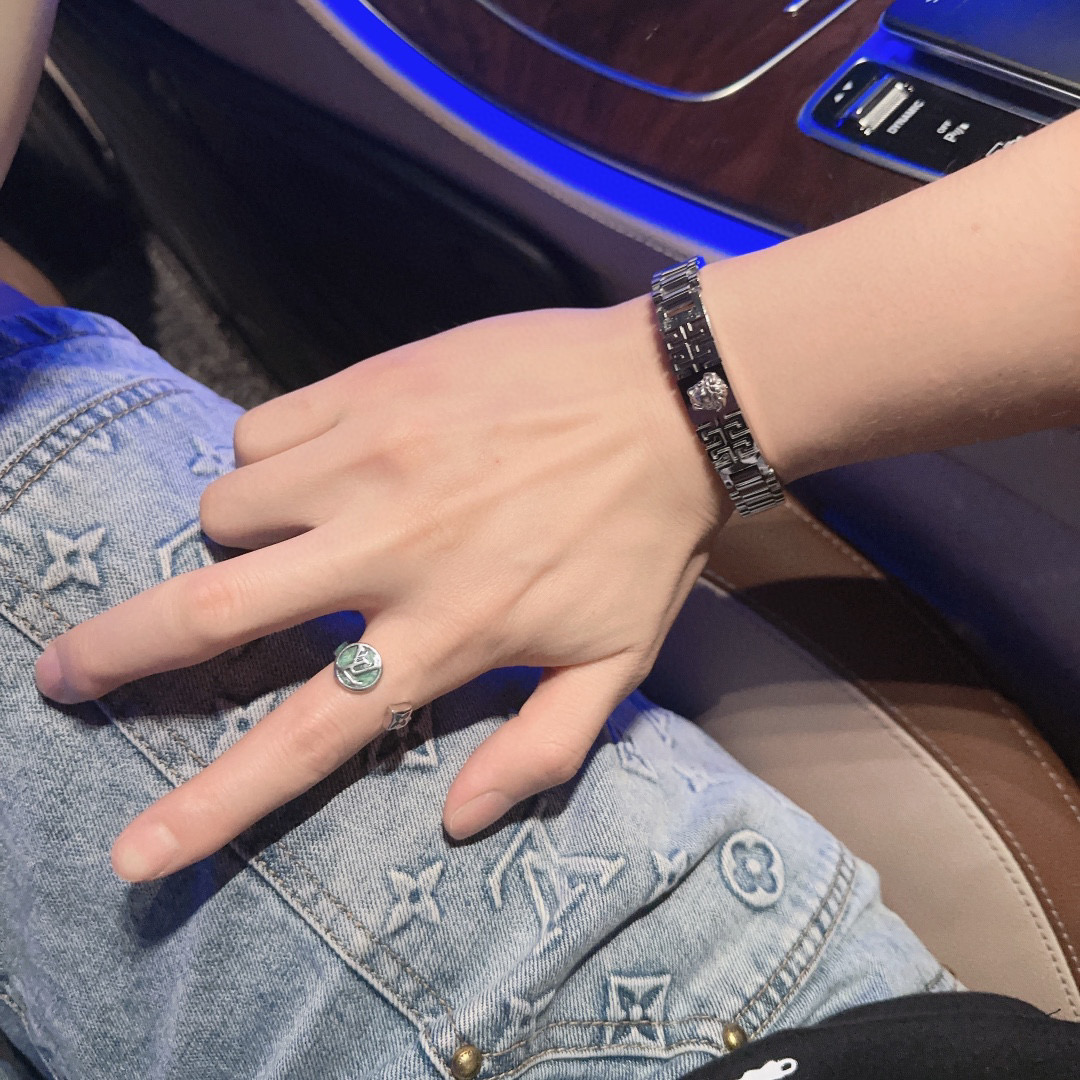   Versace 范思哲 杜美莎标志手链 帅气酷炫 同时透露着一丝不羁的自由气息 展现别样趣味魅力 做