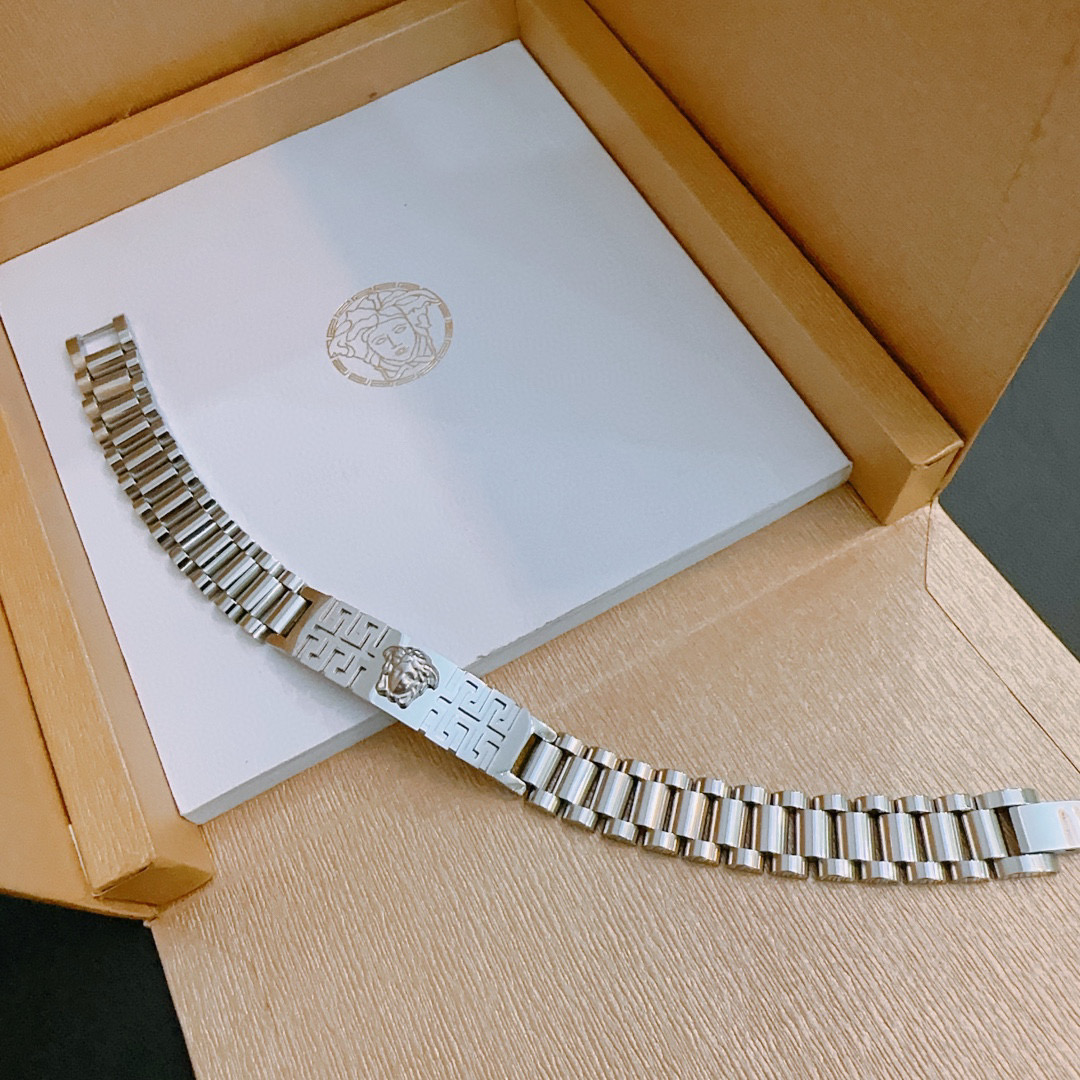   Versace 范思哲 杜美莎标志手链 帅气酷炫 同时透露着一丝不羁的自由气息 展现别样趣味魅力 做