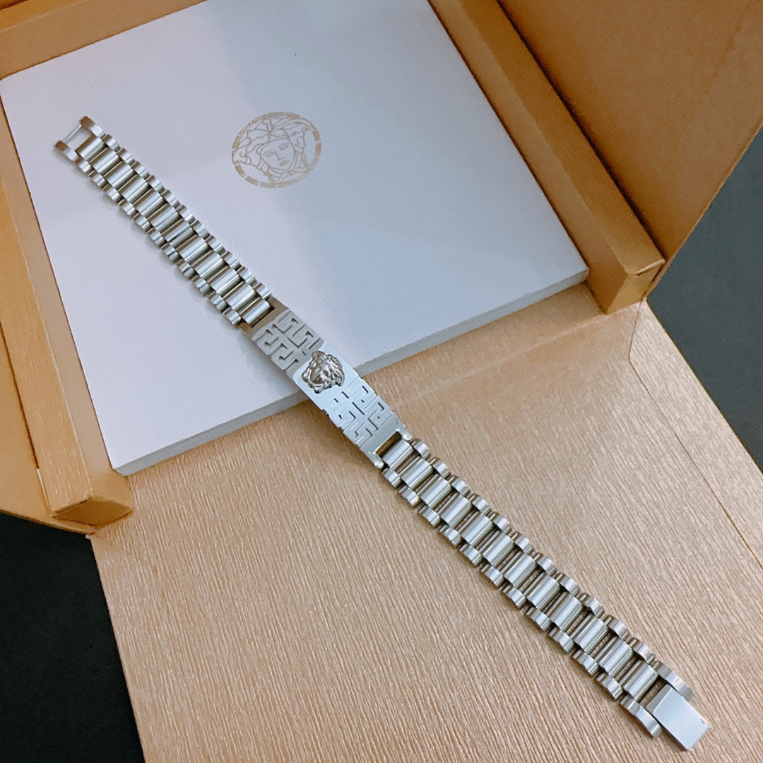  Versace 范思哲 杜美莎标志手链 帅气酷炫 同时透露着一丝不羁的自由气息 展现别样趣味魅力 做