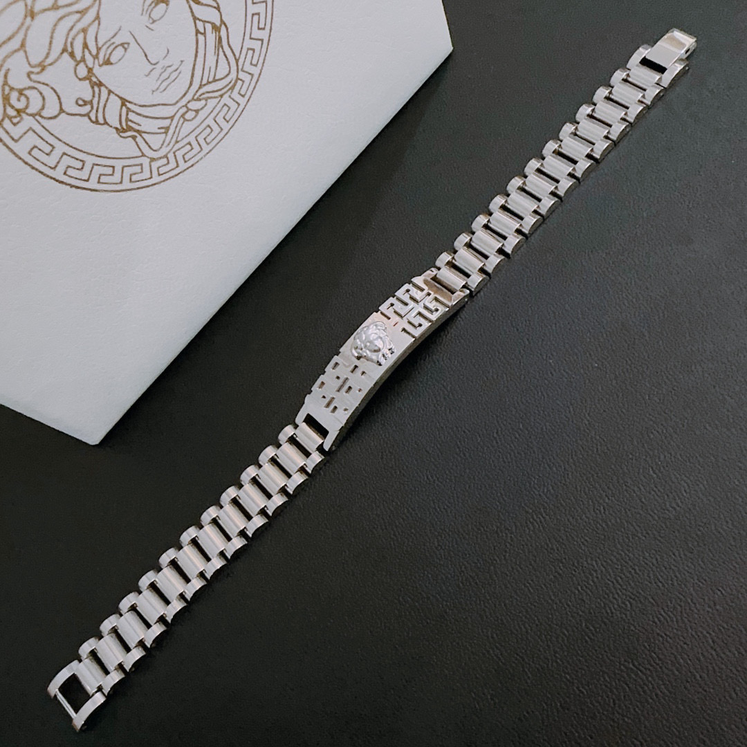   Versace 范思哲 杜美莎标志手链 帅气酷炫 同时透露着一丝不羁的自由气息 展现别样趣味魅力 做