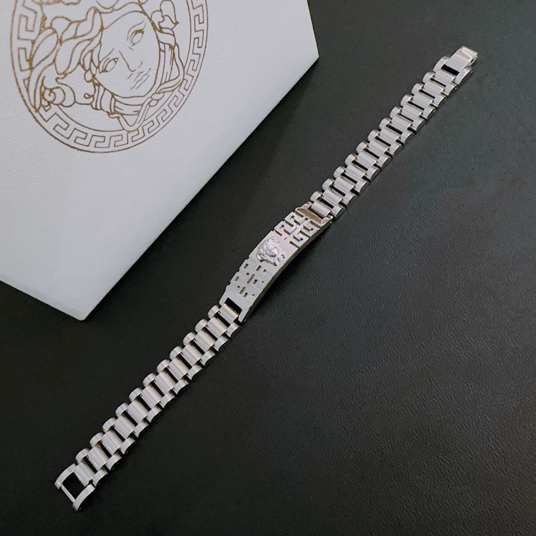   Versace 范思哲 杜美莎标志手链 帅气酷炫 同时透露着一丝不羁的自由气息 展现别样趣味魅力 做