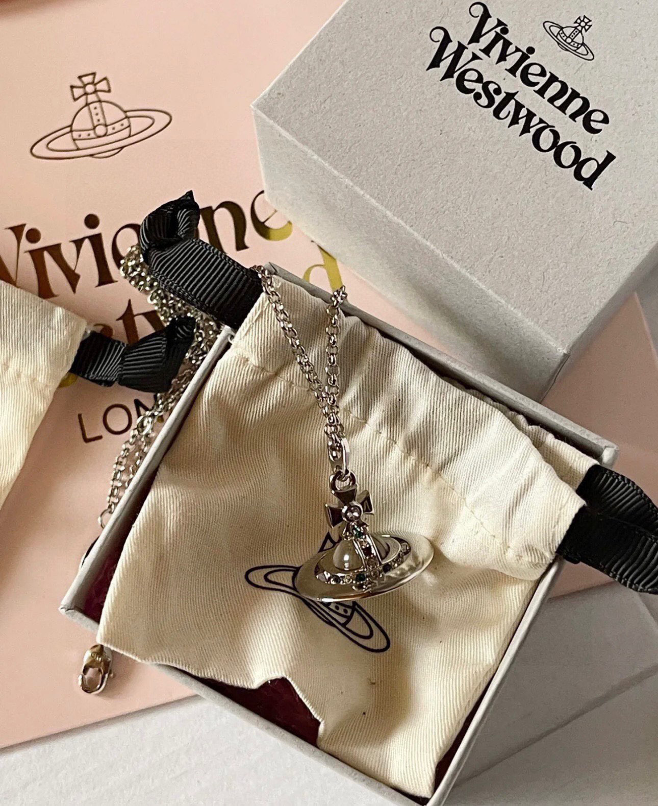 Vivienne Westwood 𝐕𝐢𝐯𝐢𝐞𝐧𝐧𝐞 𝐖𝐞𝐬𝐭𝐰𝐨𝐨𝐝