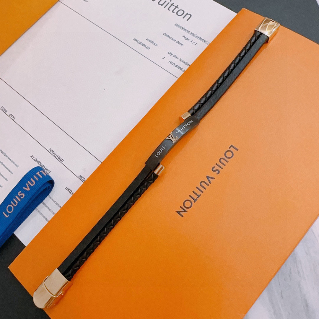         高品质LV路易威登牛皮手绳手链🇷🇼原单货🇷🇼专柜新款开模复古潮流时尚必备 男女均可佩戴 