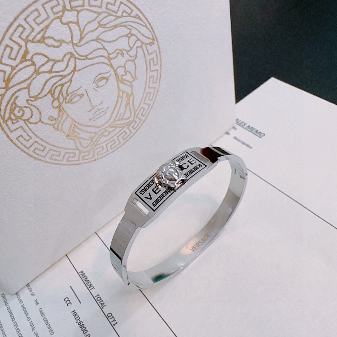   Versace 范思哲 杜美莎标志手环 帅气酷炫 同时透露着一丝不羁的自由气息 展现别样趣味魅力 做