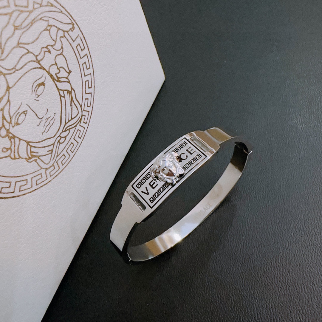   Versace 范思哲 杜美莎标志手环 帅气酷炫 同时透露着一丝不羁的自由气息 展现别样趣味魅力 做