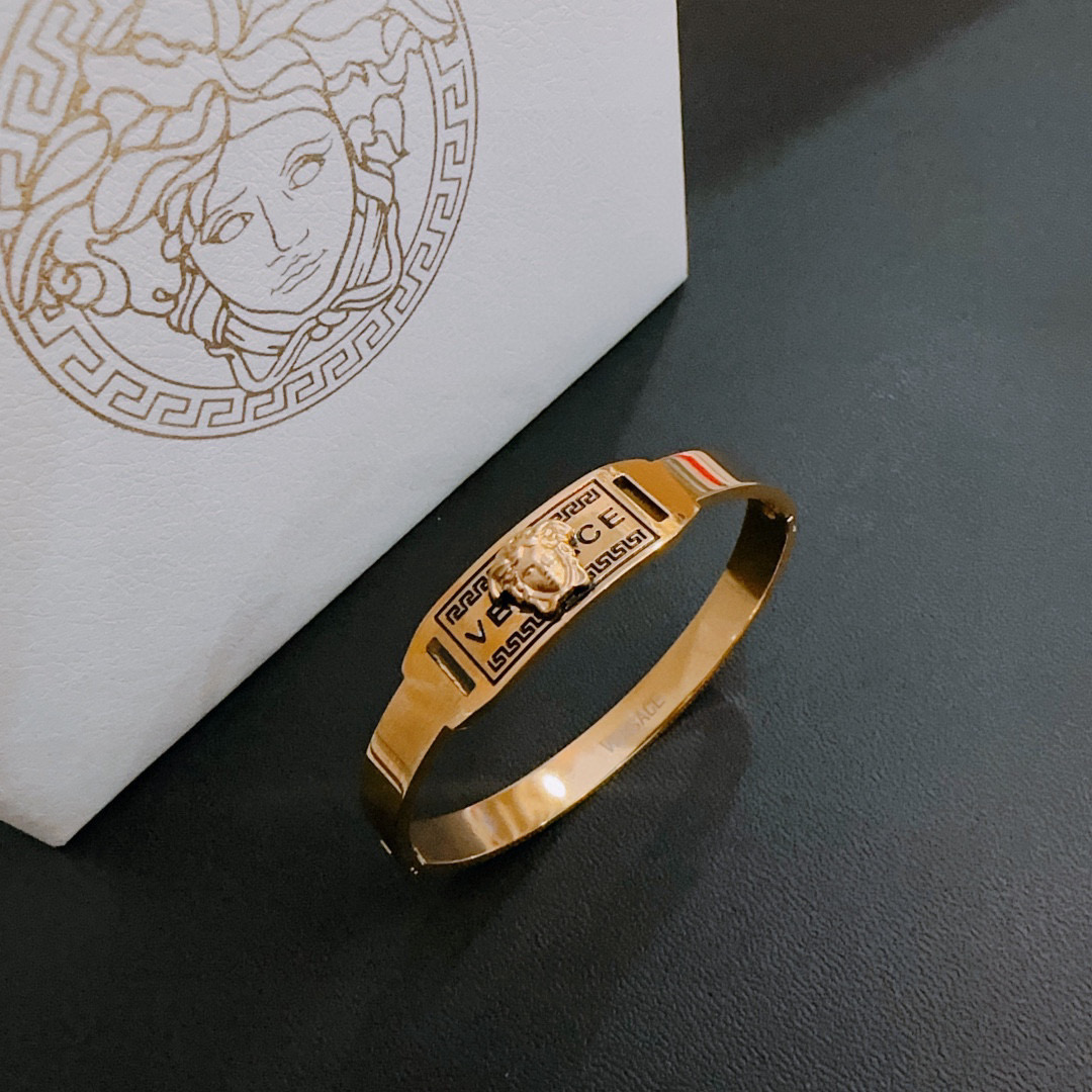   Versace 范思哲 杜美莎标志手环 帅气酷炫 同时透露着一丝不羁的自由气息 展现别样趣味魅力 做