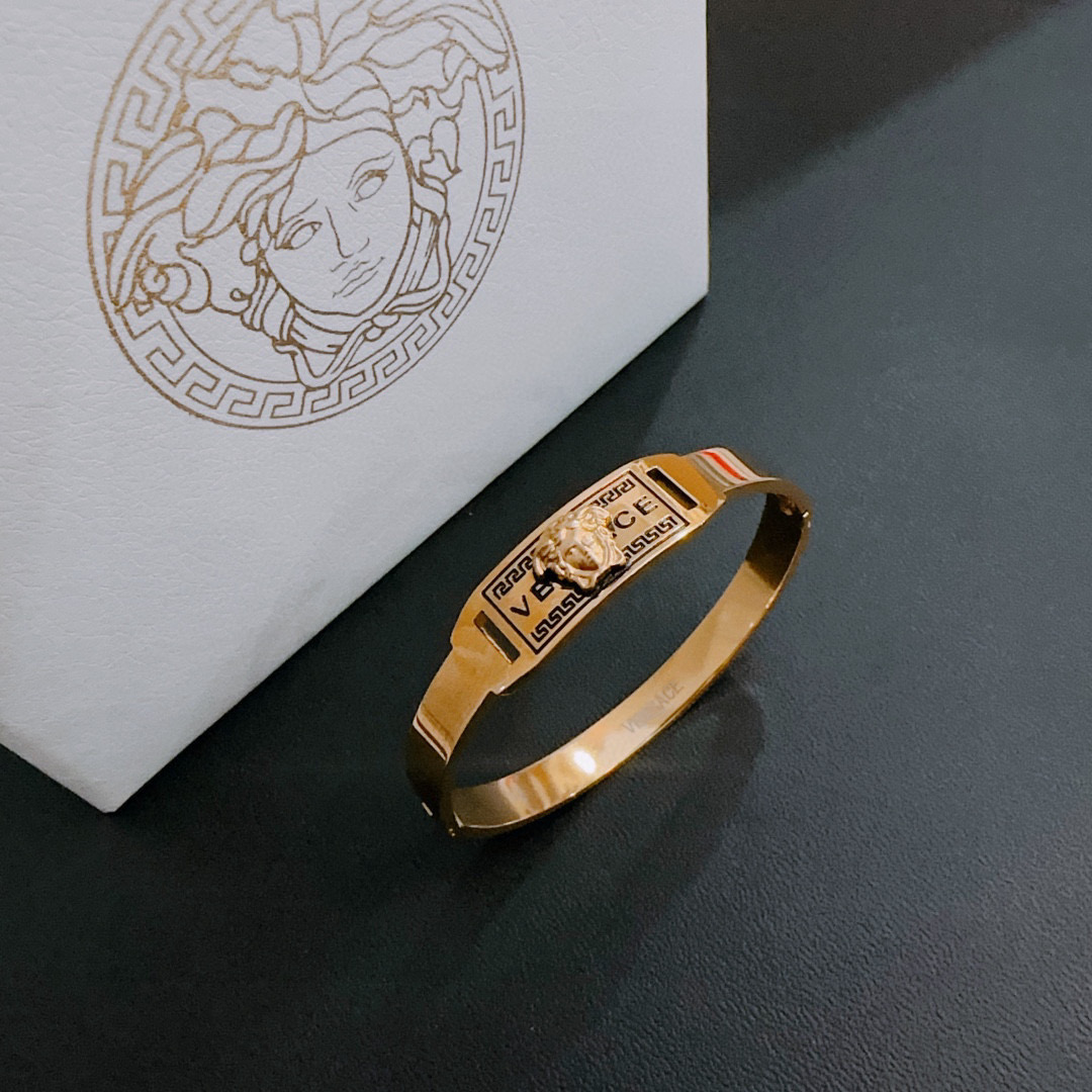   Versace 范思哲 杜美莎标志手环 帅气酷炫 同时透露着一丝不羁的自由气息 展现别样趣味魅力 做