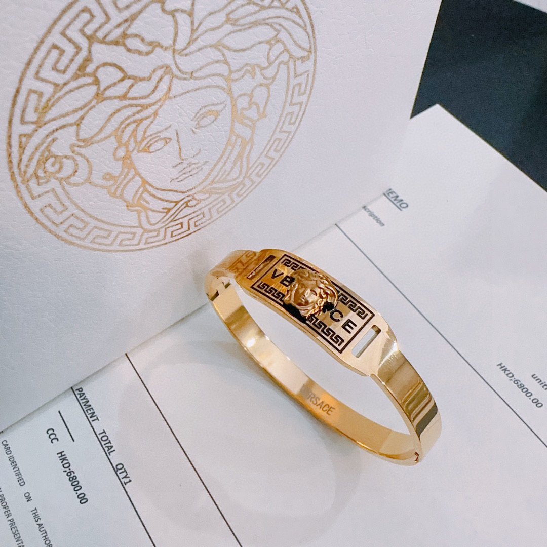   Versace 范思哲 杜美莎标志手环 帅气酷炫 同时透露着一丝不羁的自由气息 展现别样趣味魅力 做