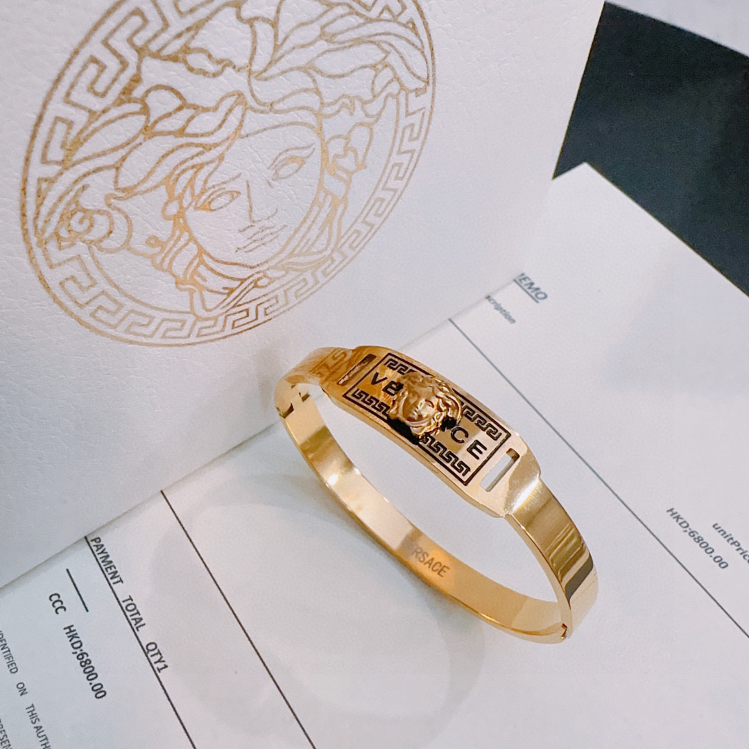   Versace 范思哲 杜美莎标志手环 帅气酷炫 同时透露着一丝不羁的自由气息 展现别样趣味魅力 做
