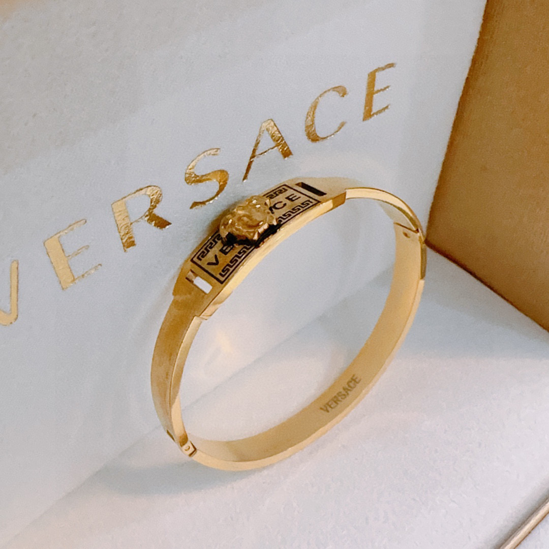   Versace 范思哲 杜美莎标志手环 帅气酷炫 同时透露着一丝不羁的自由气息 展现别样趣味魅力 做