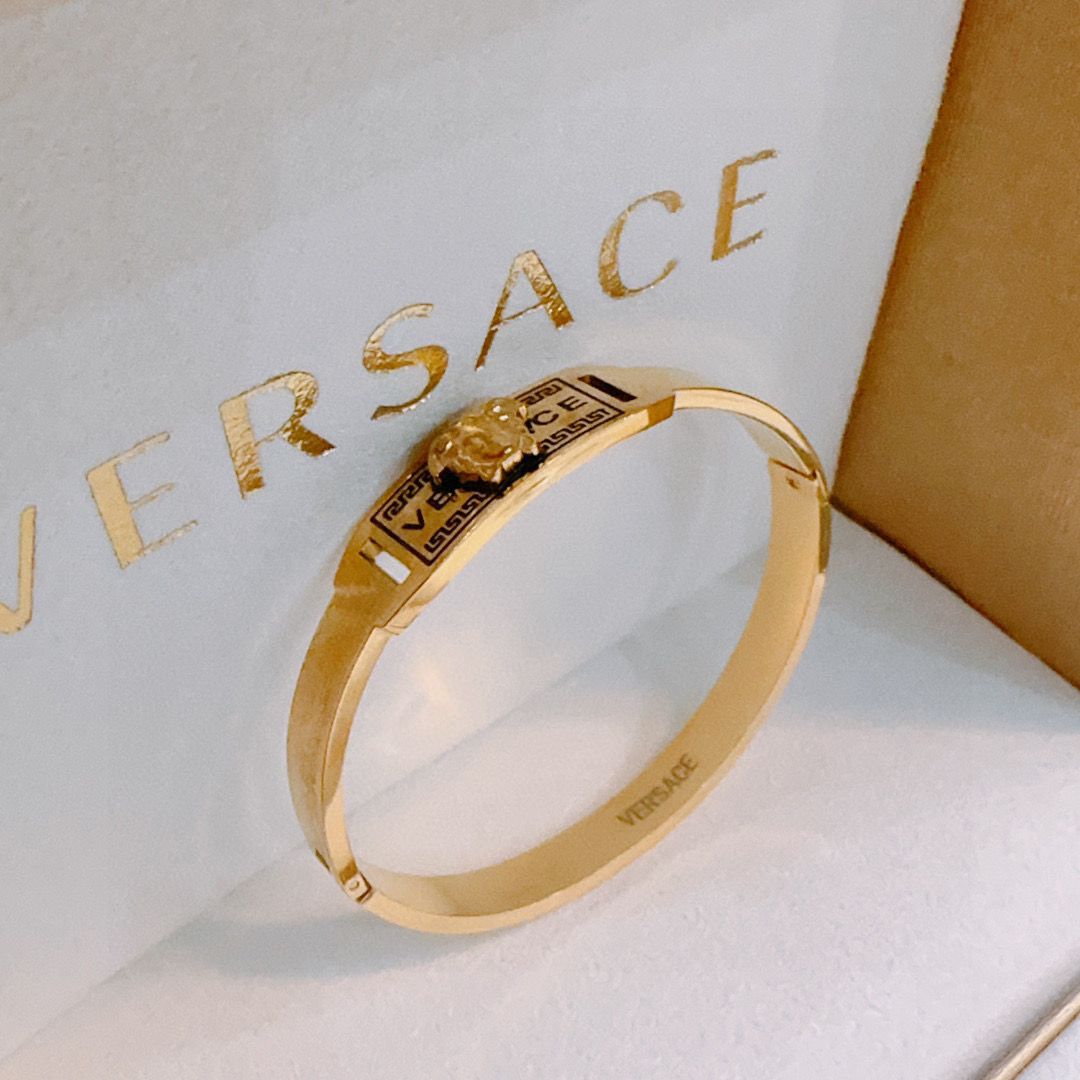   Versace 范思哲 杜美莎标志手环 帅气酷炫 同时透露着一丝不羁的自由气息 展现别样趣味魅力 做
