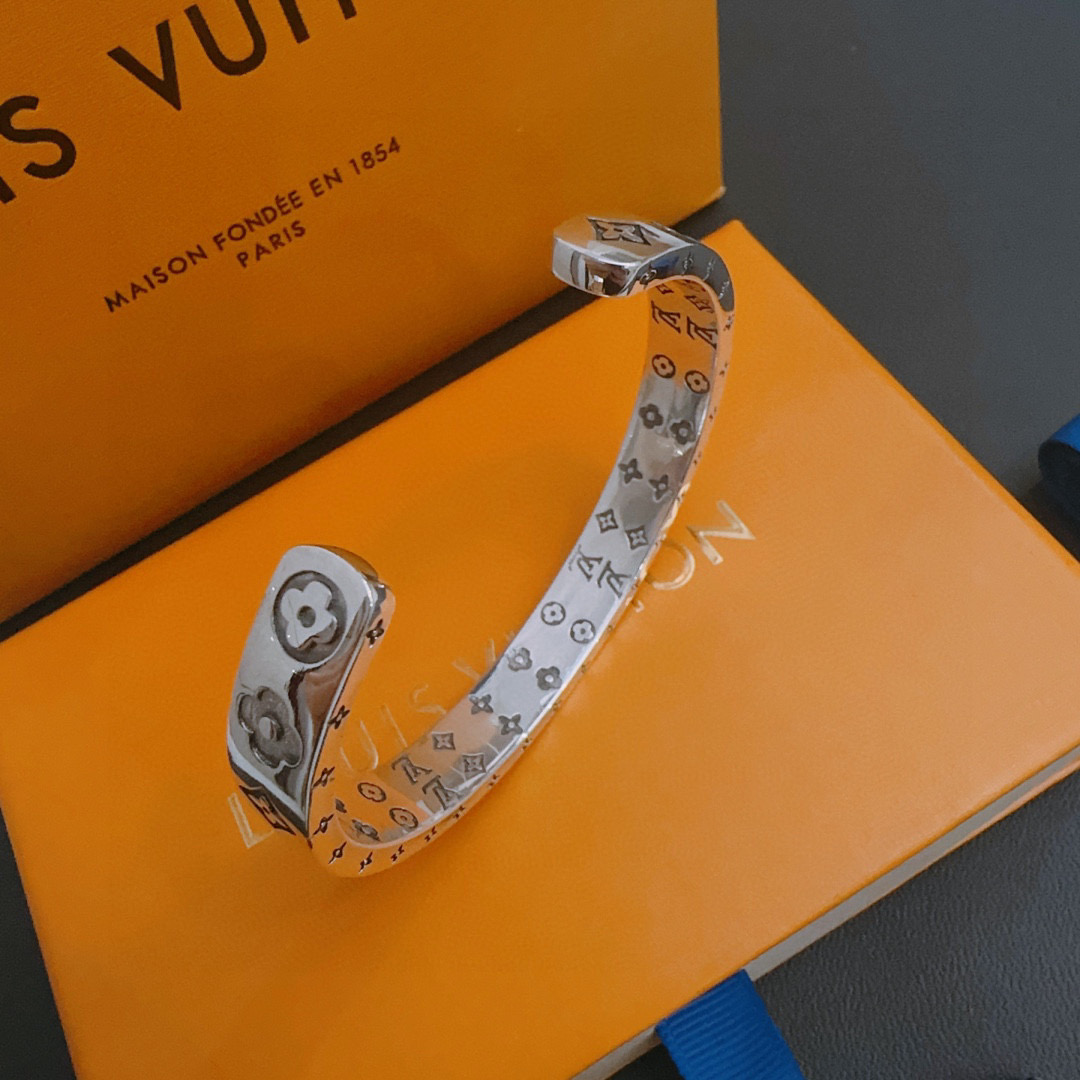         高品质LV路易威登手链手镯🇷🇼原单货🇷🇼专柜新款开模复古潮流时尚必备 男女均可佩戴 情侣