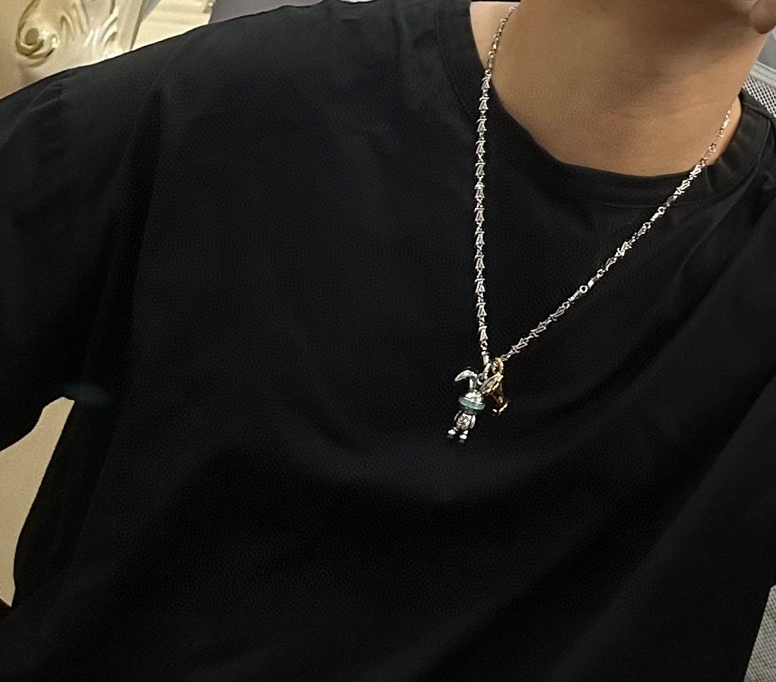     LV路易威登项链🇷🇼原单货🇷🇼专柜新款开模复古潮流时尚必备 男女均可佩戴 情侣款同款 摇滚朋克泰