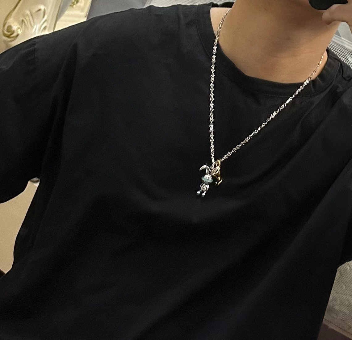     LV路易威登项链🇷🇼原单货🇷🇼专柜新款开模复古潮流时尚必备 男女均可佩戴 情侣款同款 摇滚朋克泰