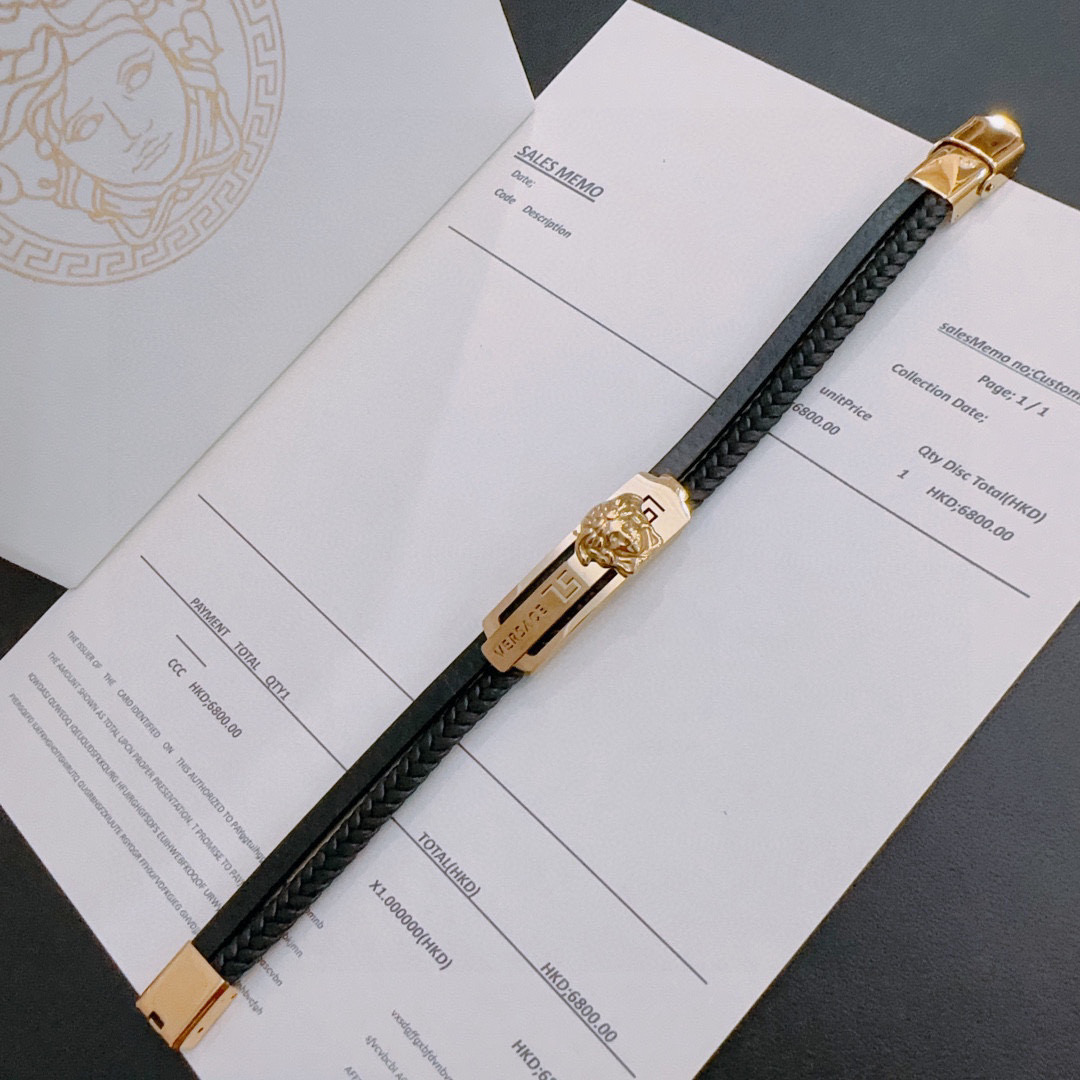   Versace 范思哲 杜美莎标志牛皮手绳手链 帅气酷炫 同时透露着一丝不羁的自由气息 展现别样趣味