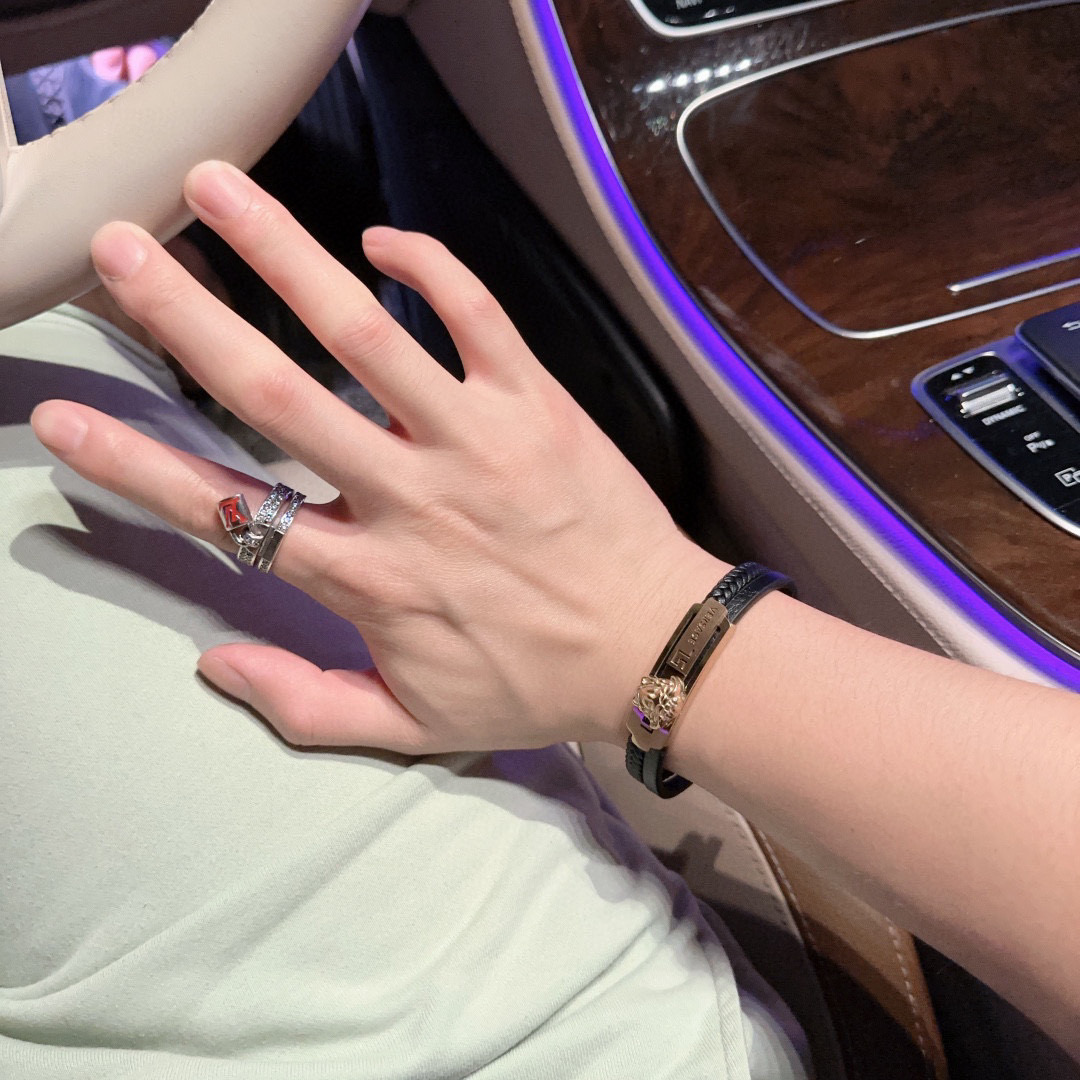   Versace 范思哲 杜美莎标志牛皮手绳手链 帅气酷炫 同时透露着一丝不羁的自由气息 展现别样趣味