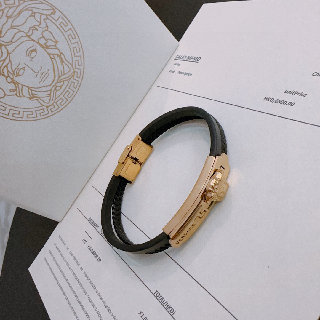   Versace 范思哲 杜美莎标志牛皮手绳手链 帅气酷炫 同时透露着一丝不羁的自由气息 展现别样趣味