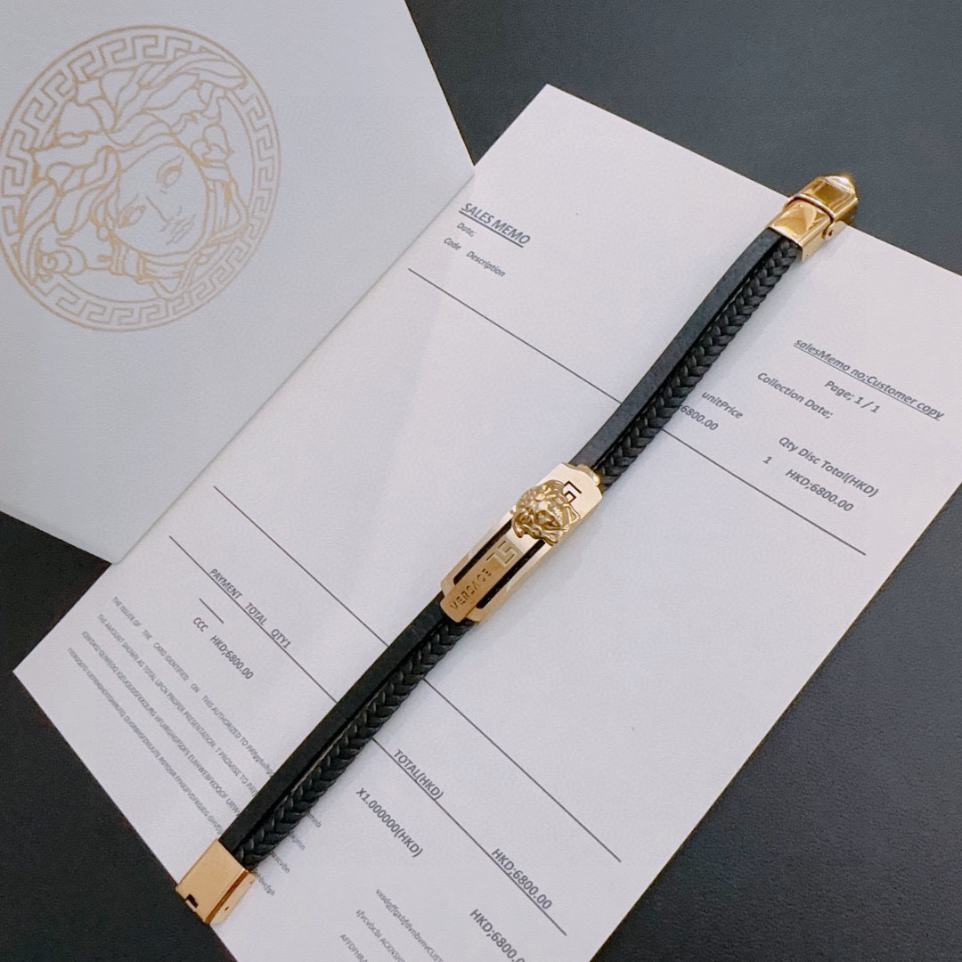  Versace 范思哲 杜美莎标志牛皮手绳手链 帅气酷炫 同时透露着一丝不羁的自由气息 展现别样趣味