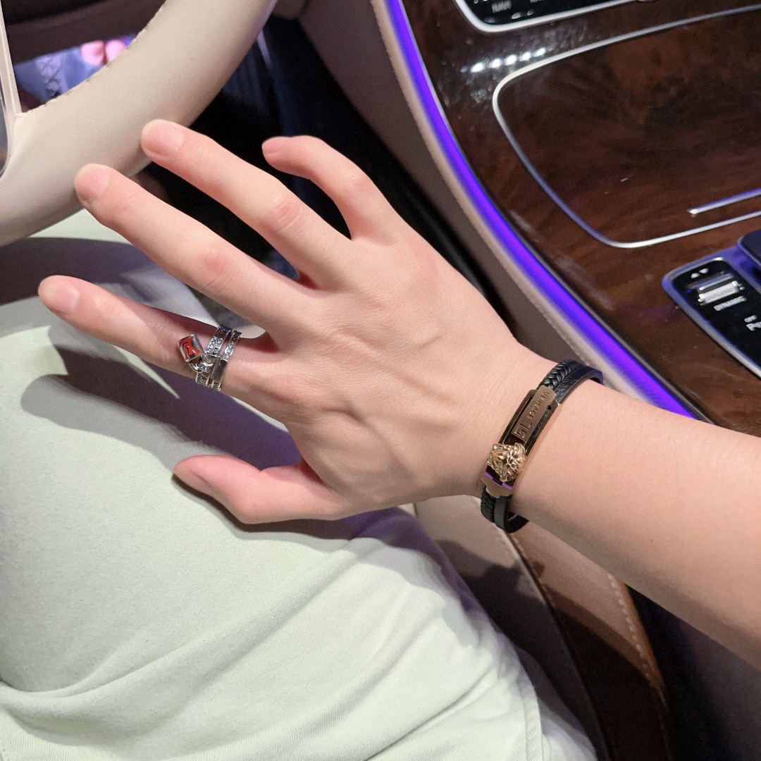   Versace 范思哲 杜美莎标志牛皮手绳手链 帅气酷炫 同时透露着一丝不羁的自由气息 展现别样趣味