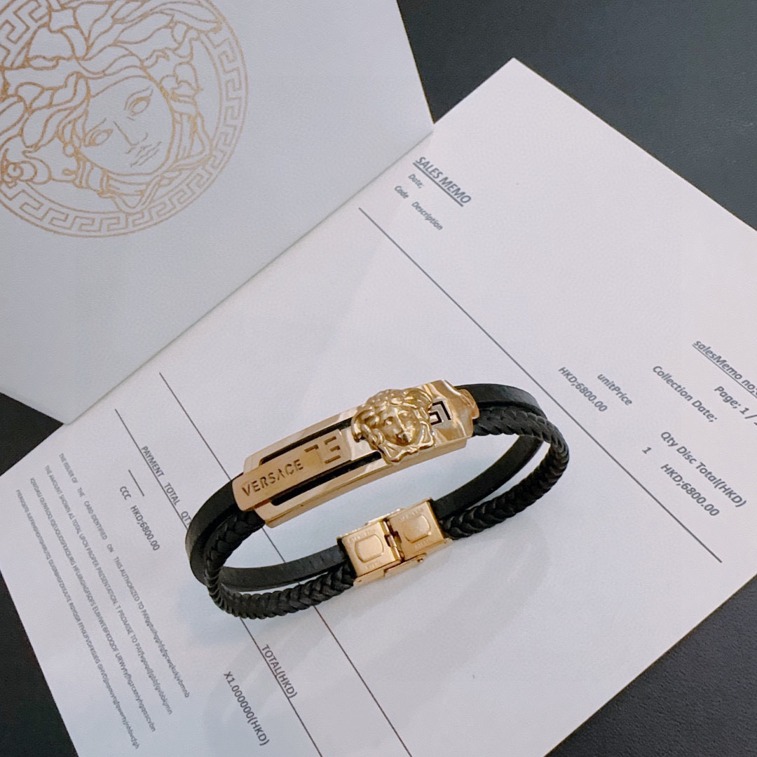   Versace 范思哲 杜美莎标志牛皮手绳手链 帅气酷炫 同时透露着一丝不羁的自由气息 展现别样趣味