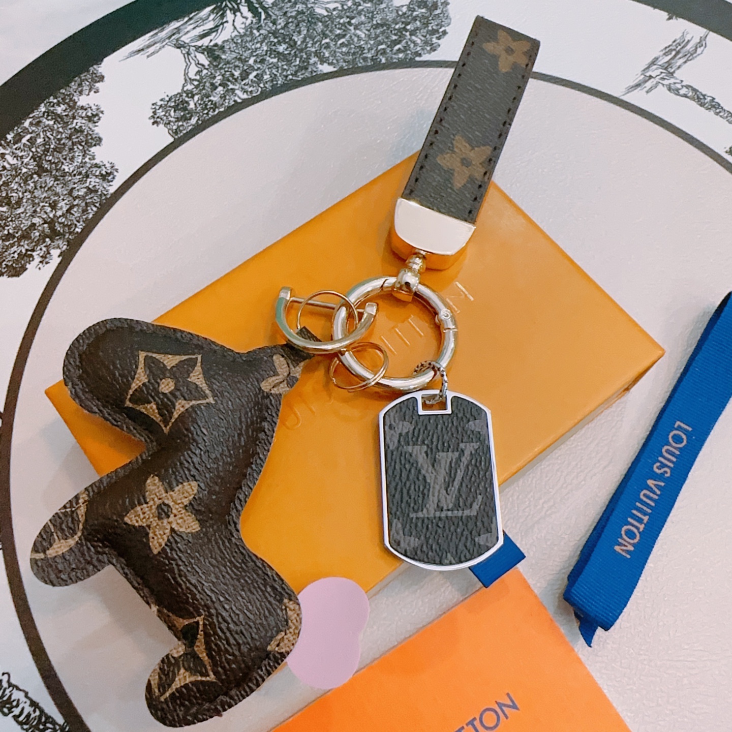    新品发布LV钥匙扣 lv包包扣 最新款包包挂饰档次更高明星同款Anger Forest系列经典款联