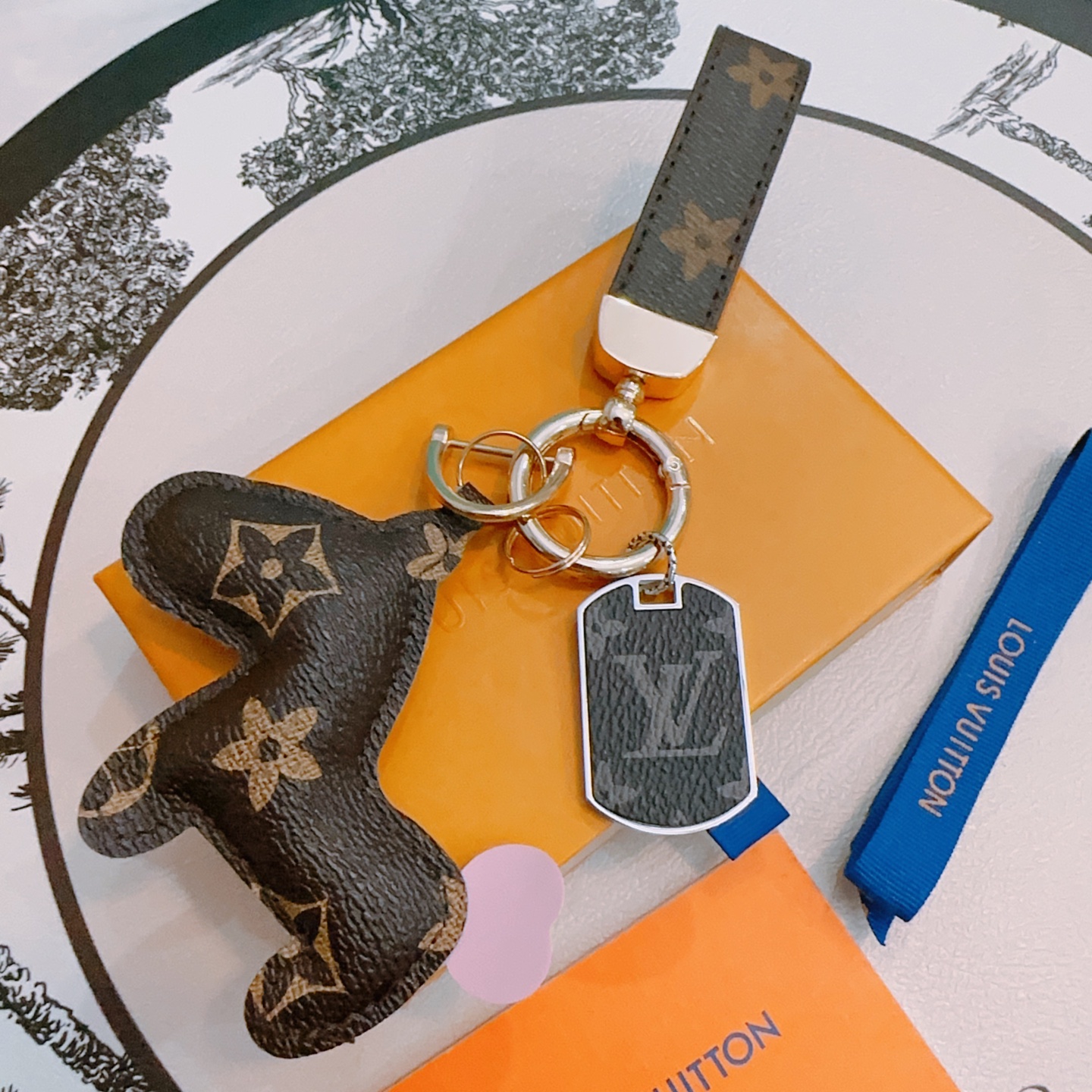    新品发布LV钥匙扣 lv包包扣 最新款包包挂饰档次更高明星同款Anger Forest系列经典款联