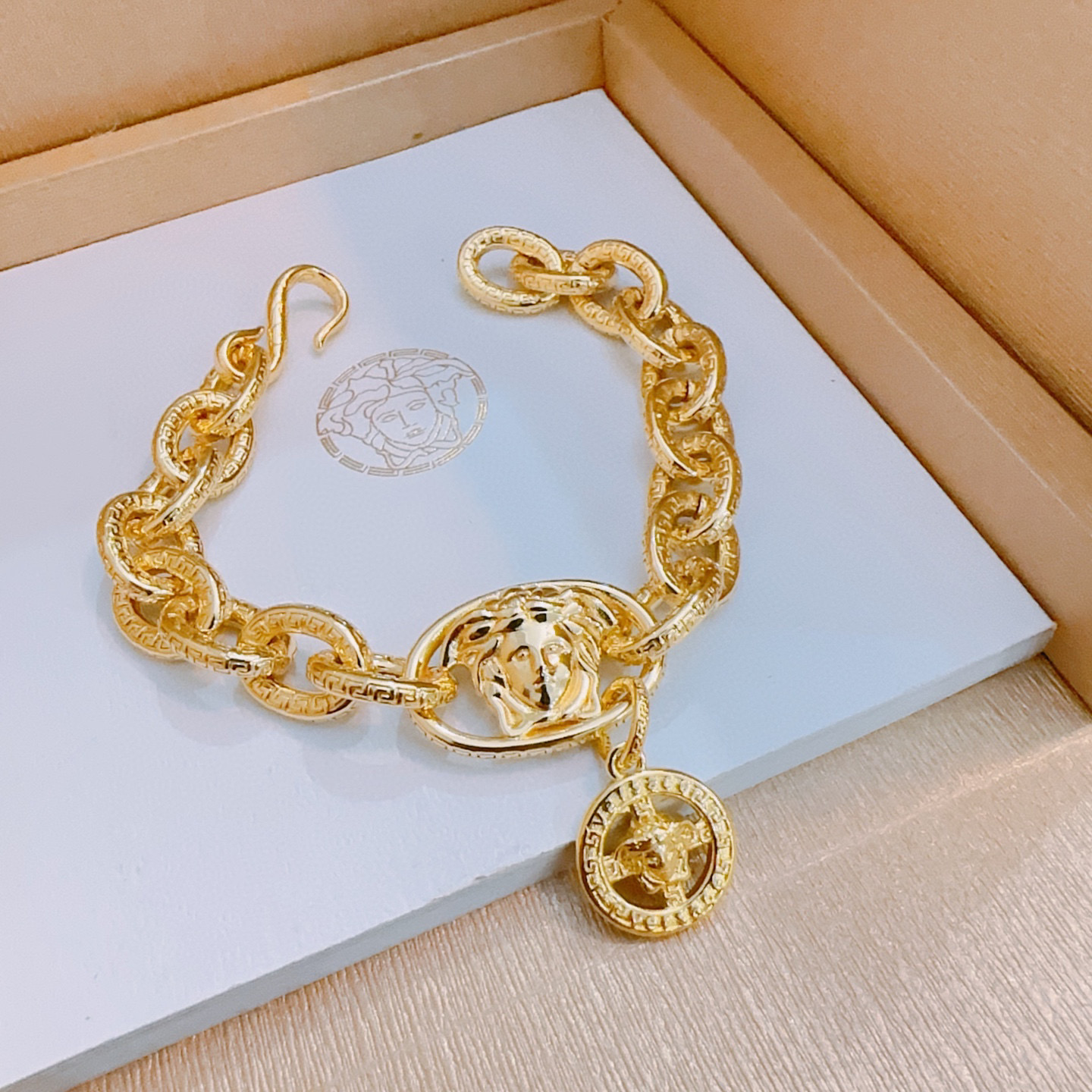    高品质范思哲手链美杜莎头像原单货专柜新款开模复古潮流时尚必备 男女均可佩戴 情侣款同款 摇滚朋克泰