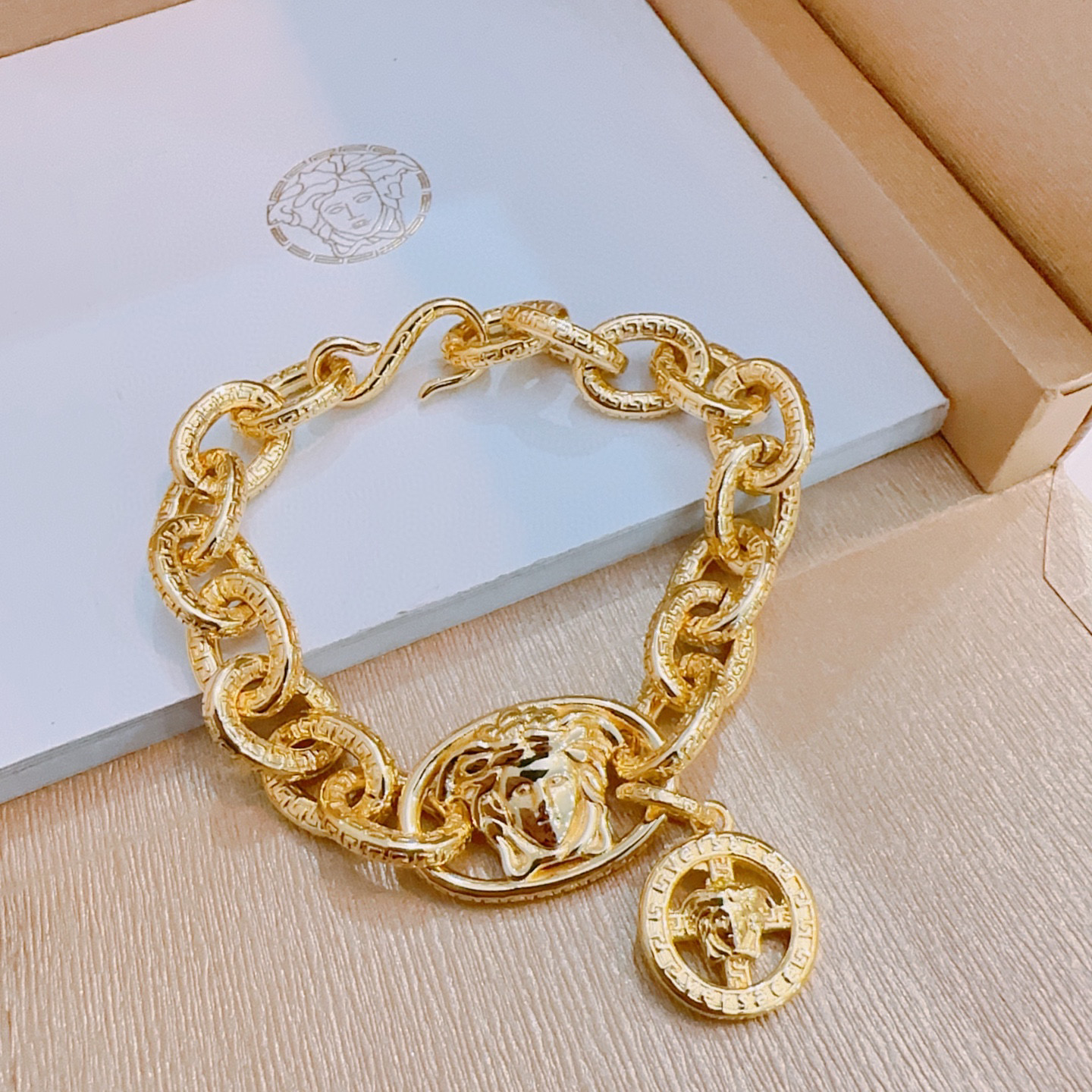    高品质范思哲手链美杜莎头像原单货专柜新款开模复古潮流时尚必备 男女均可佩戴 情侣款同款 摇滚朋克泰