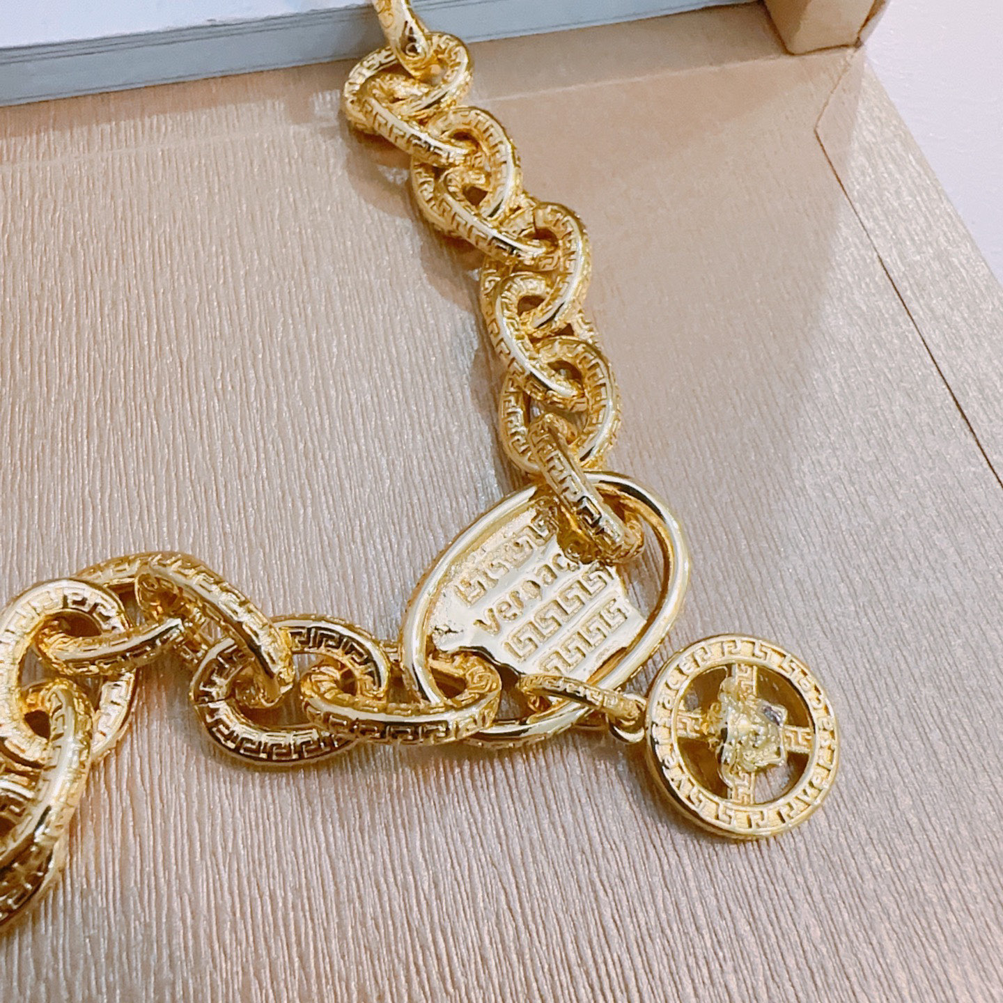    高品质范思哲手链美杜莎头像原单货专柜新款开模复古潮流时尚必备 男女均可佩戴 情侣款同款 摇滚朋克泰