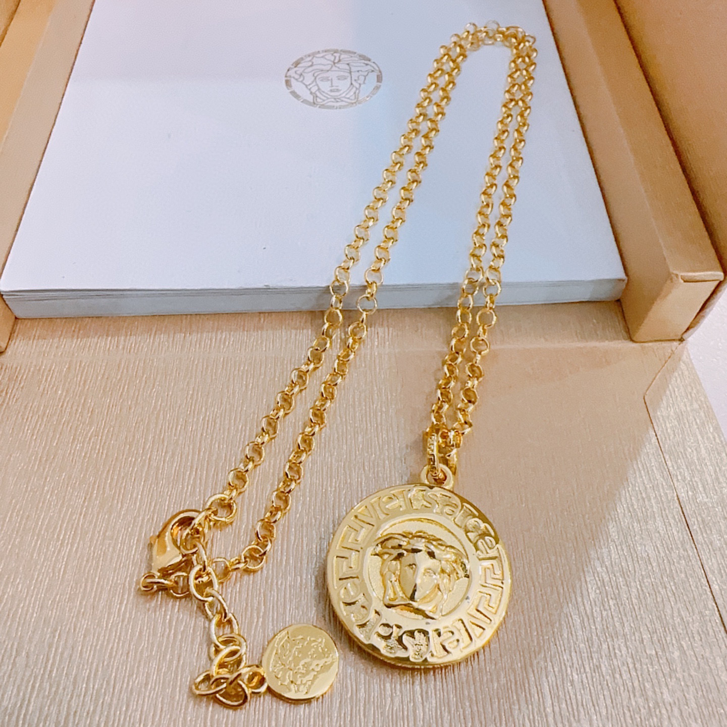    高品质范思哲项链美杜莎头像原单货专柜新款开模复古潮流时尚必备 男女均可佩戴 情侣款同款 摇滚朋克泰