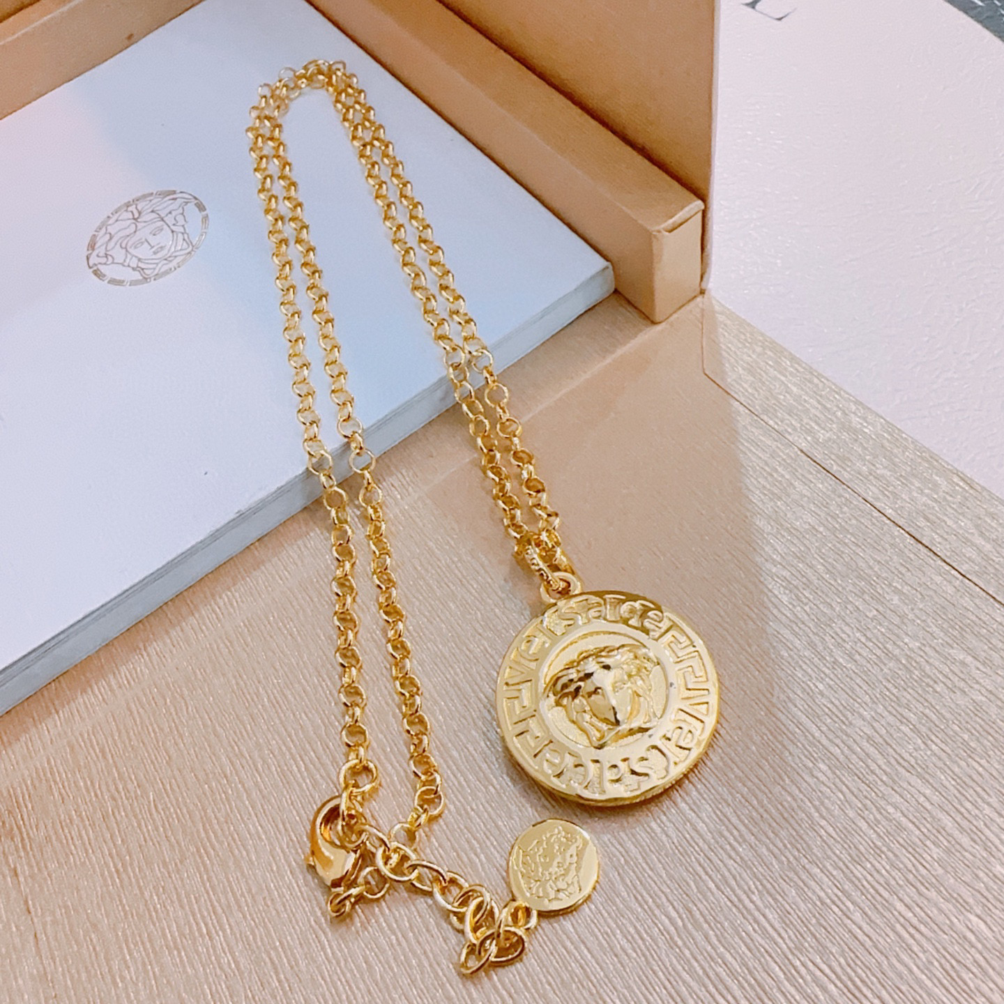    高品质范思哲项链美杜莎头像原单货专柜新款开模复古潮流时尚必备 男女均可佩戴 情侣款同款 摇滚朋克泰