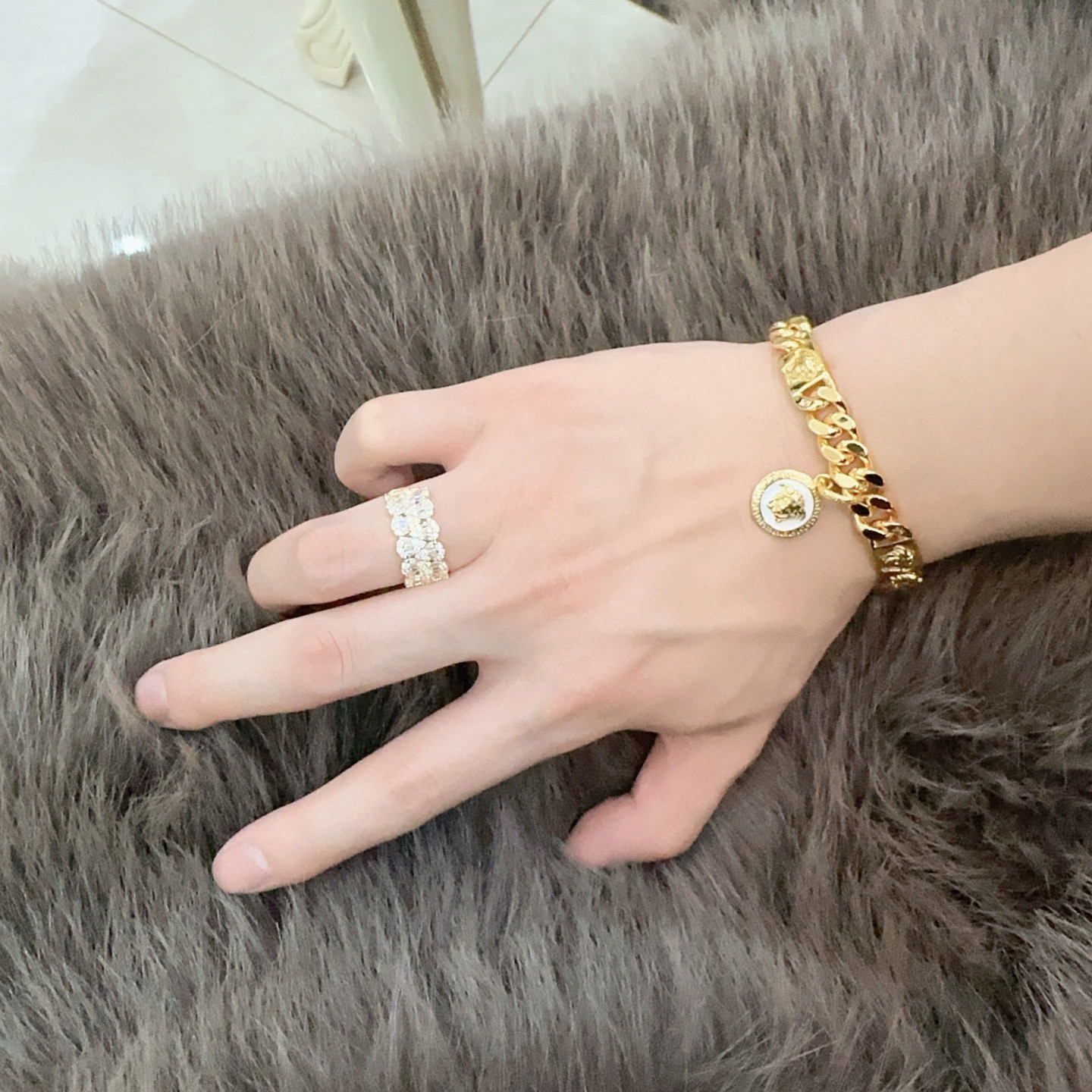    高品质范思哲手链美杜莎头像原单货专柜新款开模复古潮流时尚必备 男女均可佩戴 情侣款同款 摇滚朋克泰
