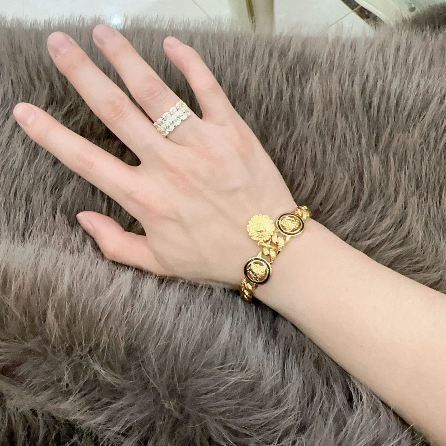    高品质范思哲手链美杜莎头像原单货专柜新款开模复古潮流时尚必备 男女均可佩戴 情侣款同款 摇滚朋克泰