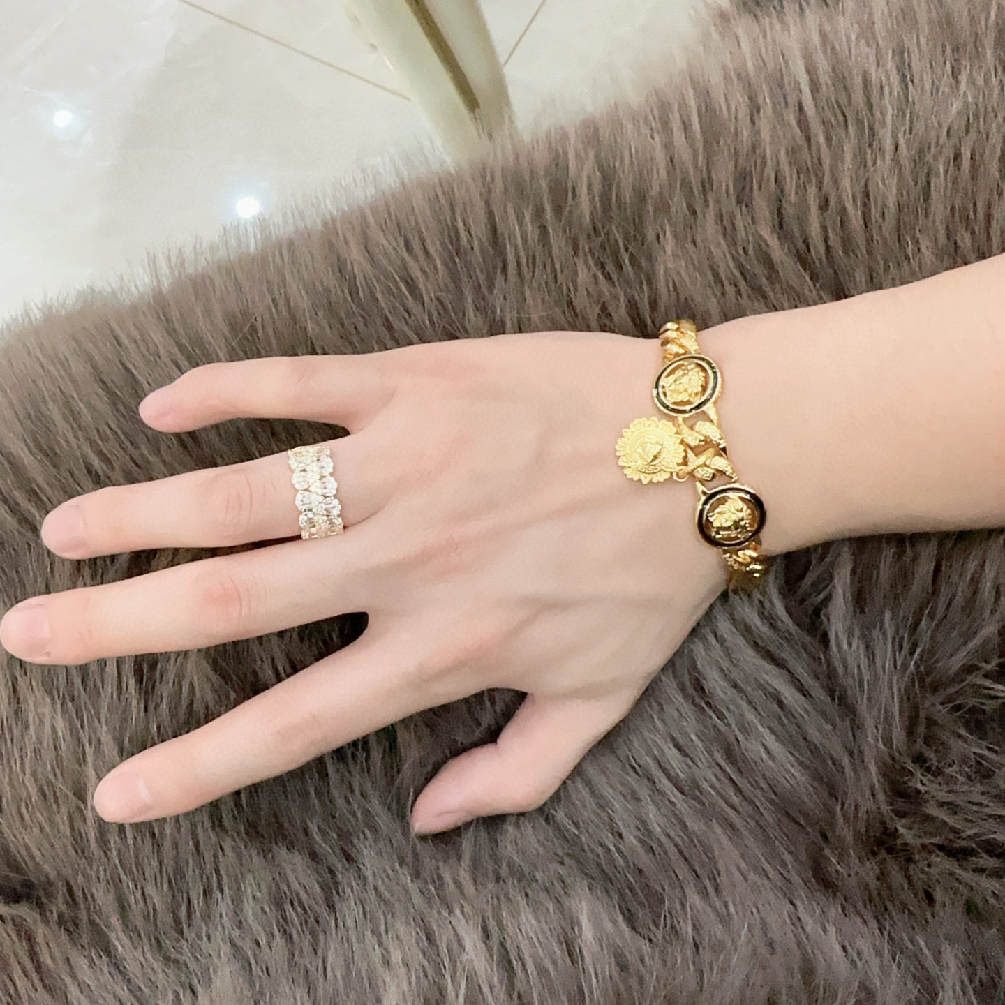    高品质范思哲手链美杜莎头像原单货专柜新款开模复古潮流时尚必备 男女均可佩戴 情侣款同款 摇滚朋克泰