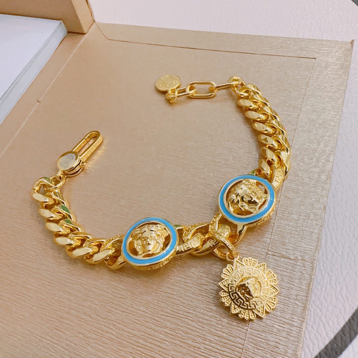   高品质范思哲手链美杜莎头像原单货专柜新款开模复古潮流时尚必备 男女均可佩戴 情侣款同款 摇滚朋克泰