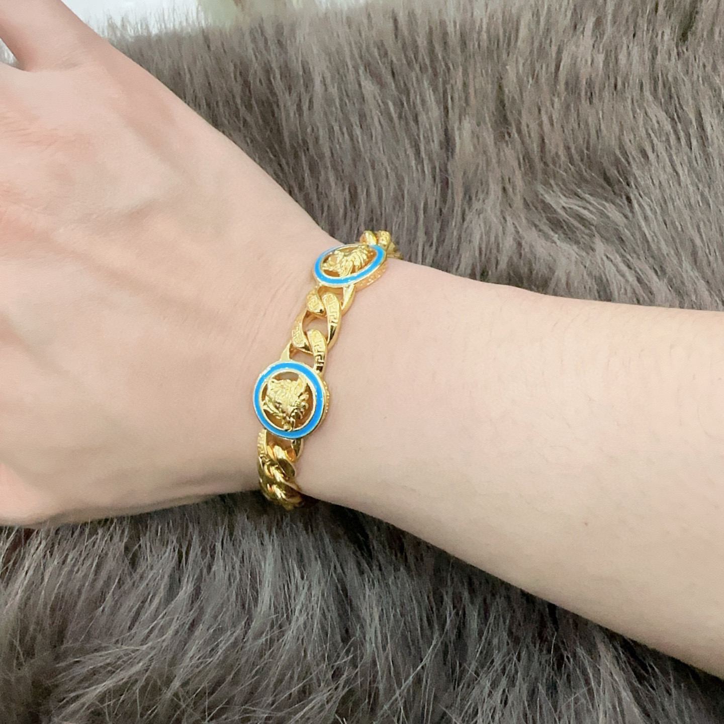   高品质范思哲项链美杜莎头像原单货专柜新款开模复古潮流时尚必备 男女均可佩戴 情侣款同款 摇滚朋克泰