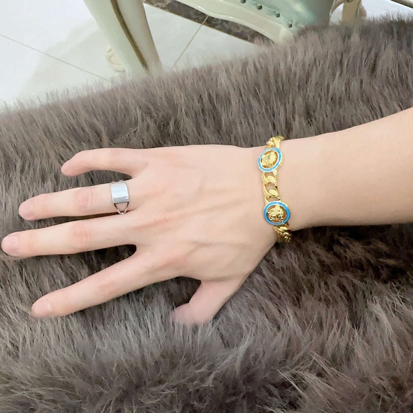    高品质范思哲项链美杜莎头像原单货专柜新款开模复古潮流时尚必备 男女均可佩戴 情侣款同款 摇滚朋克泰