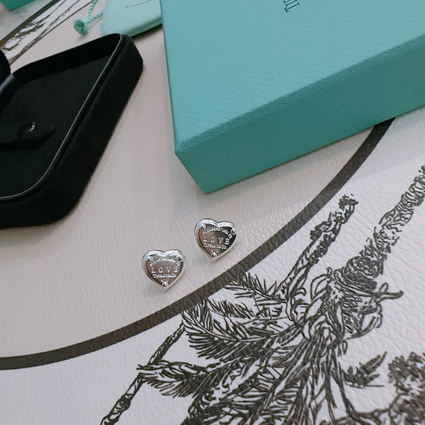  👑新款爱心耳钉 Return to Tiffany™ 系列灵感源自 1969 年问世的标志性钥匙扣，经