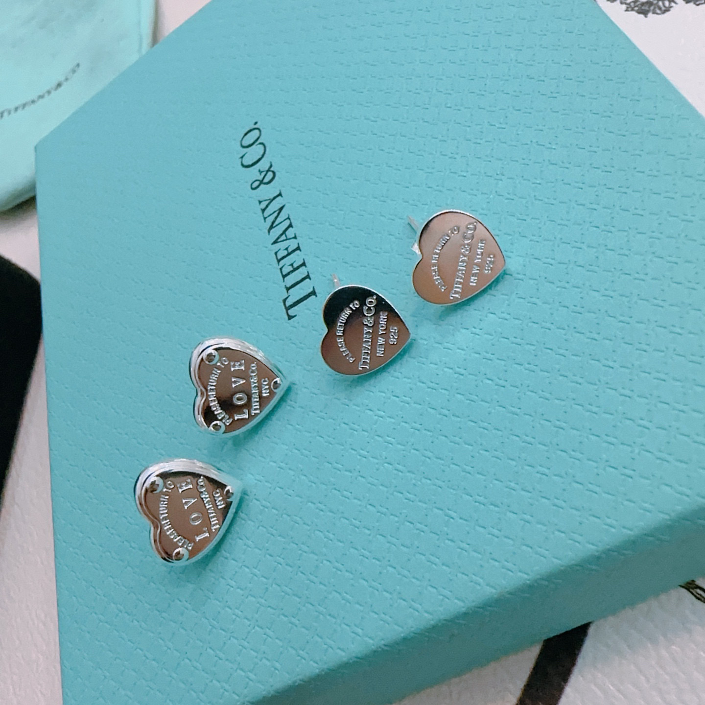  👑新款爱心耳钉 Return to Tiffany™ 系列灵感源自 1969 年问世的标志性钥匙扣，经