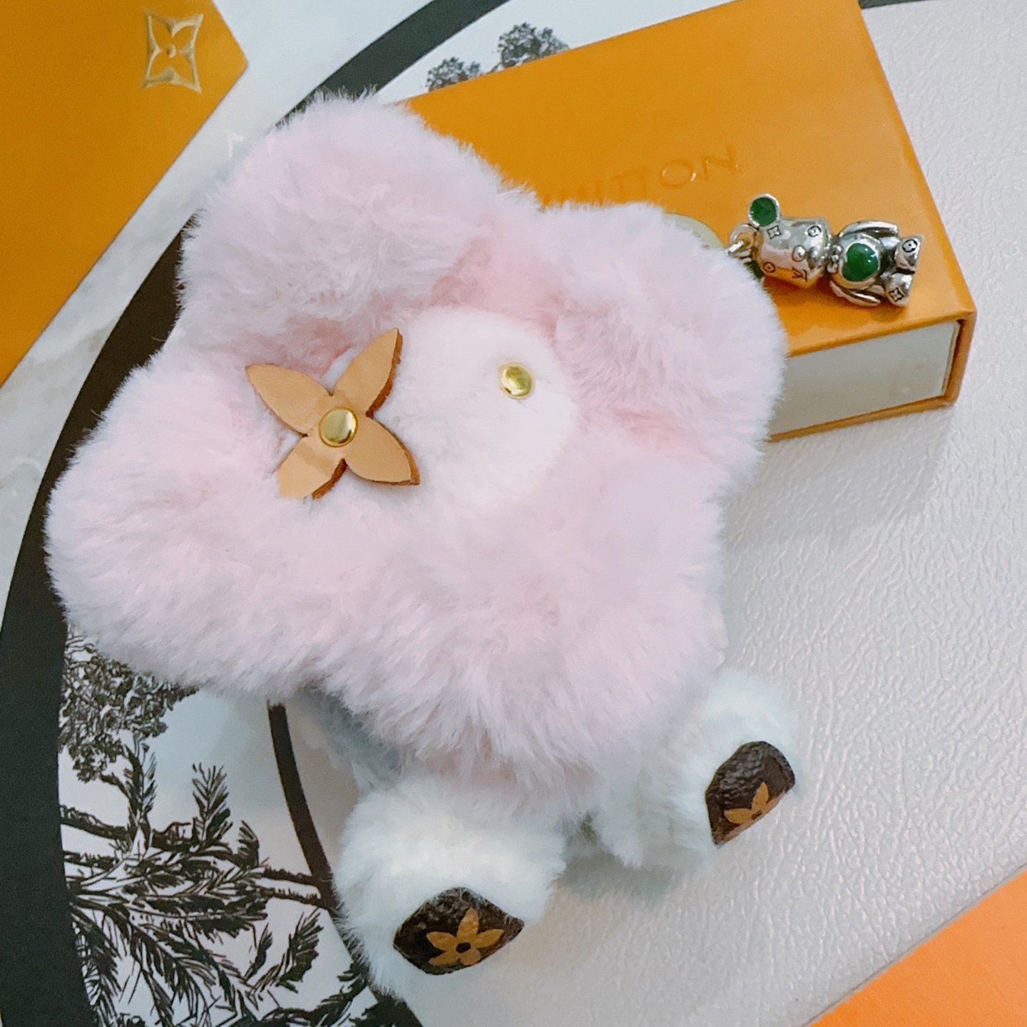    新品发布LV钥匙扣 lv包包扣 最新款包包挂饰档次更高明星同款Anger Forest系列经典款联