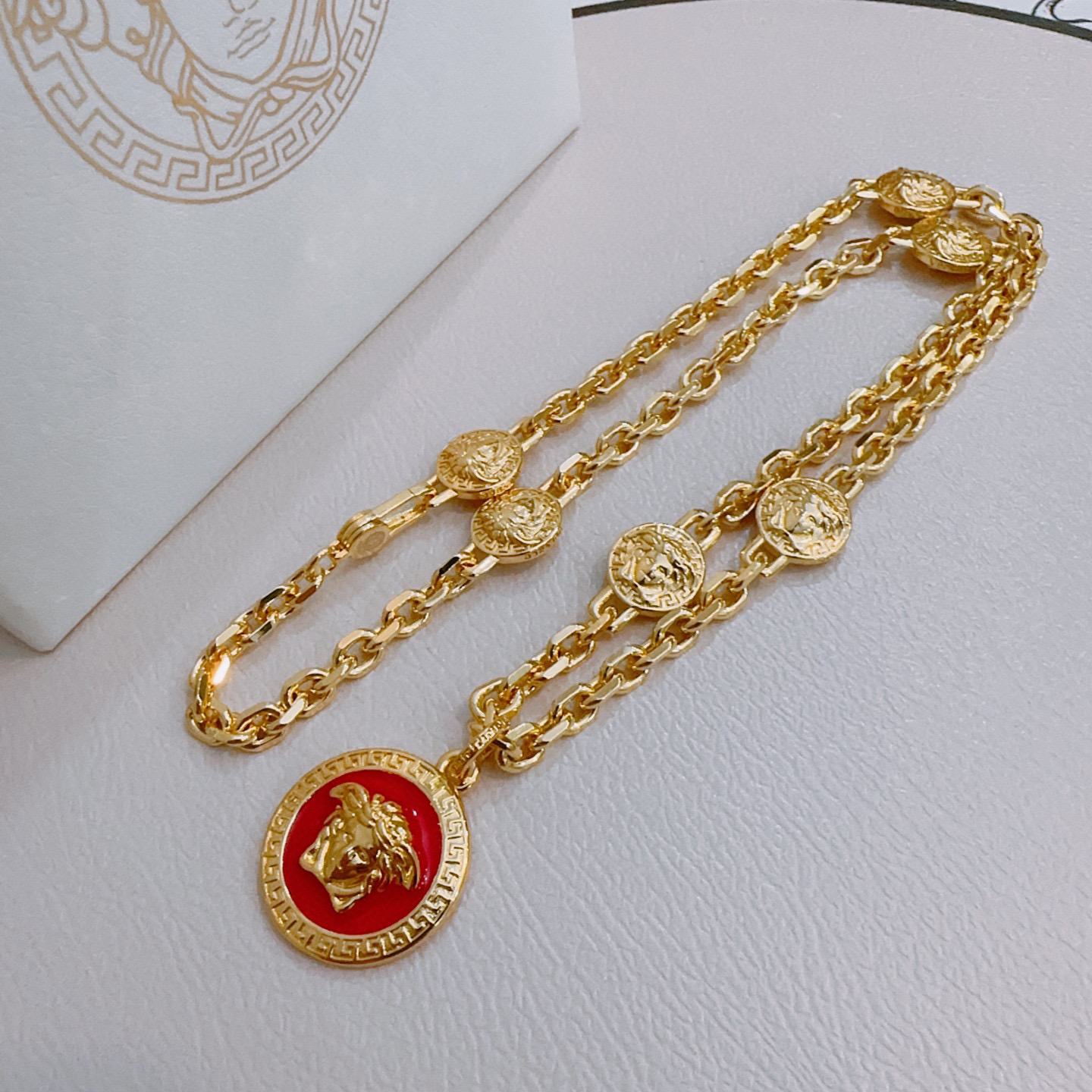    高品质范思哲项链美杜莎头像原单货专柜新款开模复古潮流时尚必备 男女均可佩戴 情侣款同款 摇滚朋克泰