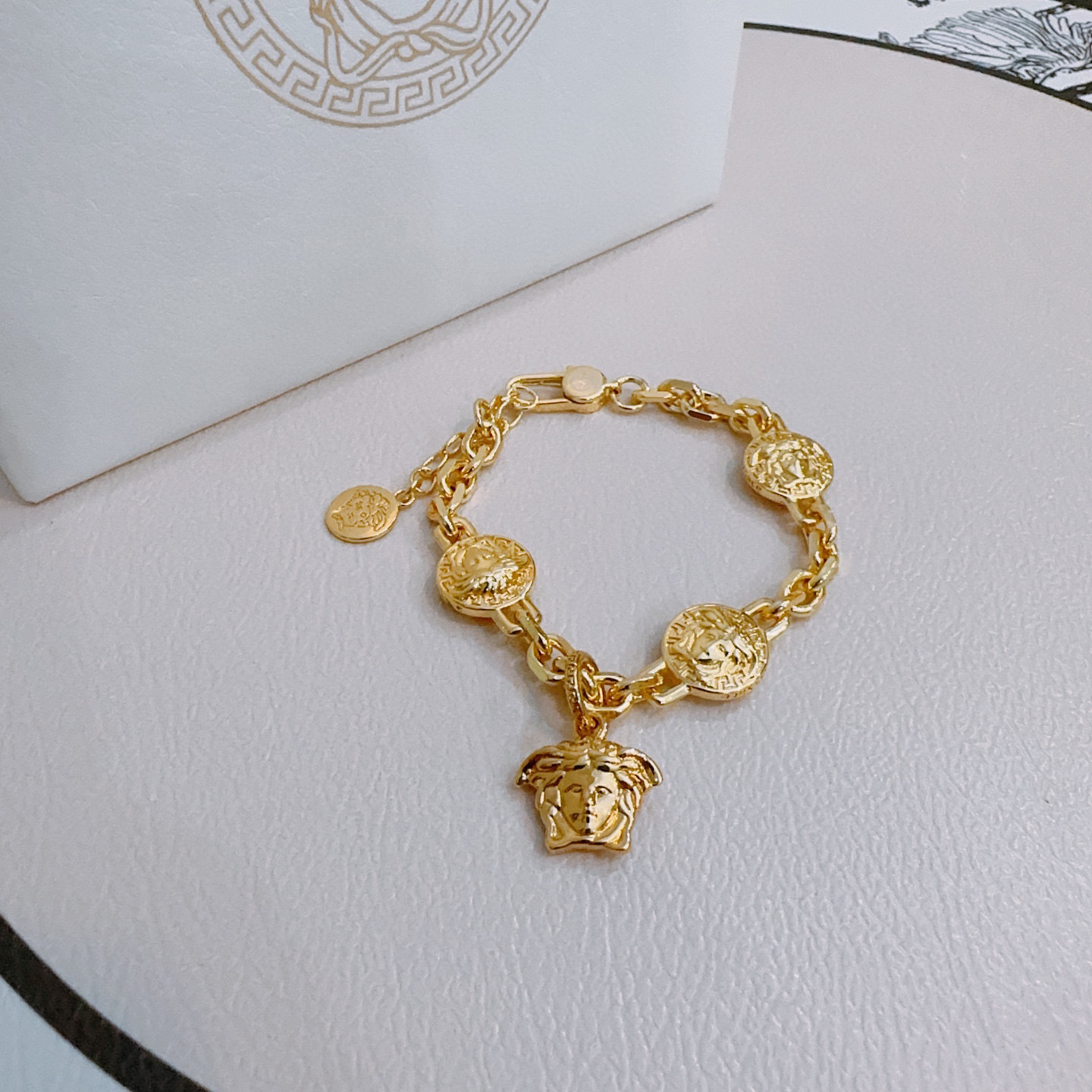    高品质范思哲手链美杜莎头像原单货专柜新款开模复古潮流时尚必备 男女均可佩戴 情侣款同款 摇滚朋克泰