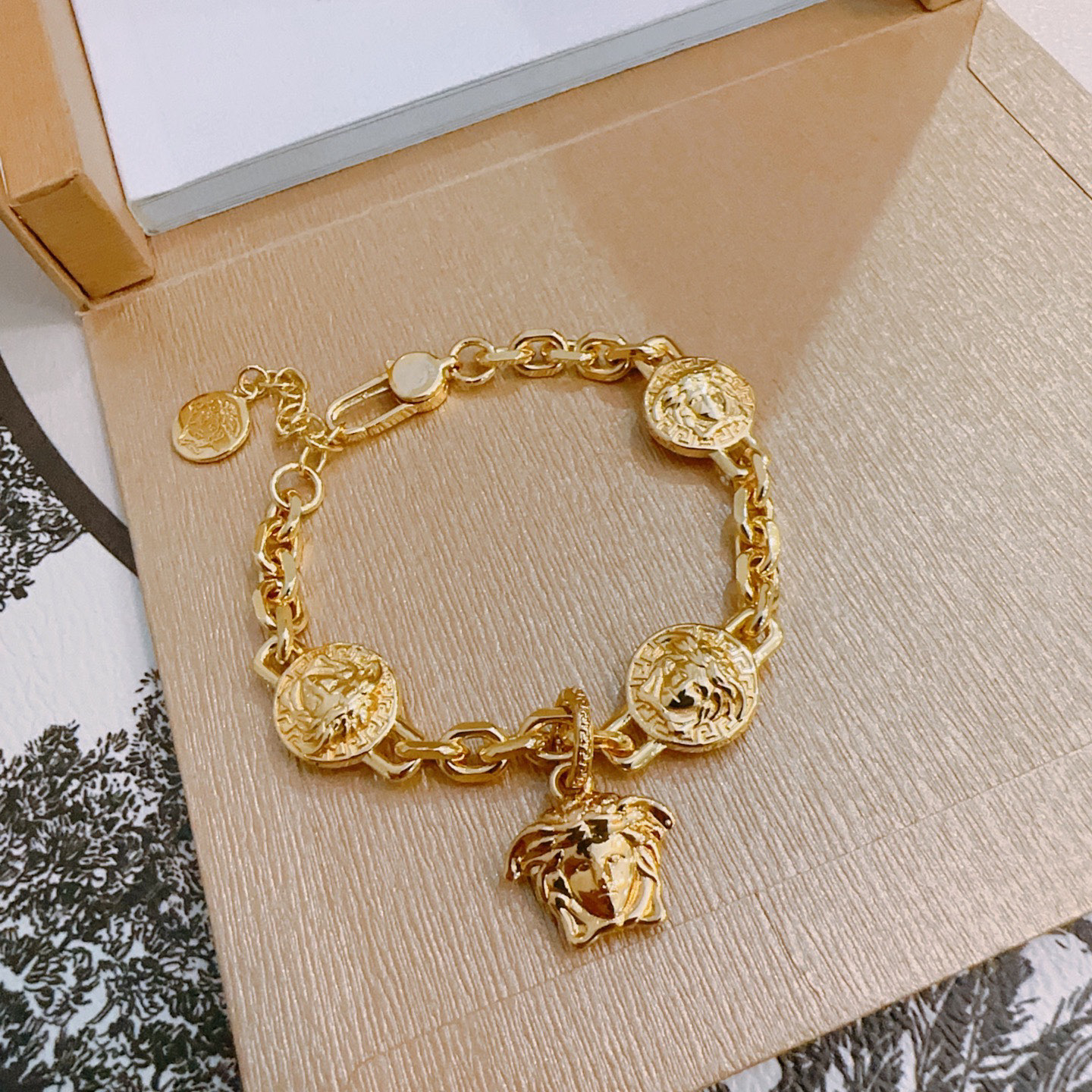    高品质范思哲手链美杜莎头像原单货专柜新款开模复古潮流时尚必备 男女均可佩戴 情侣款同款 摇滚朋克泰