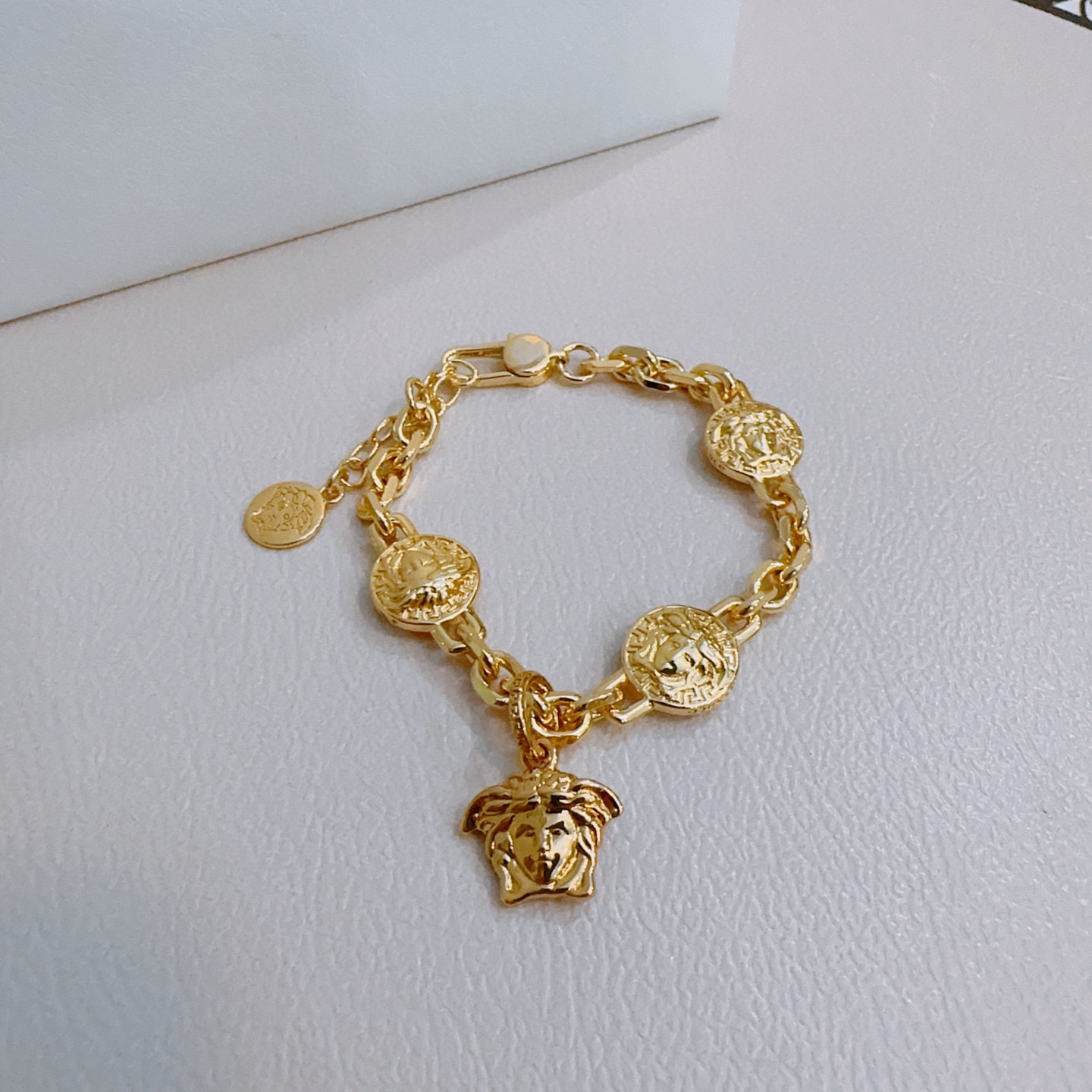    高品质范思哲手链美杜莎头像原单货专柜新款开模复古潮流时尚必备 男女均可佩戴 情侣款同款 摇滚朋克泰