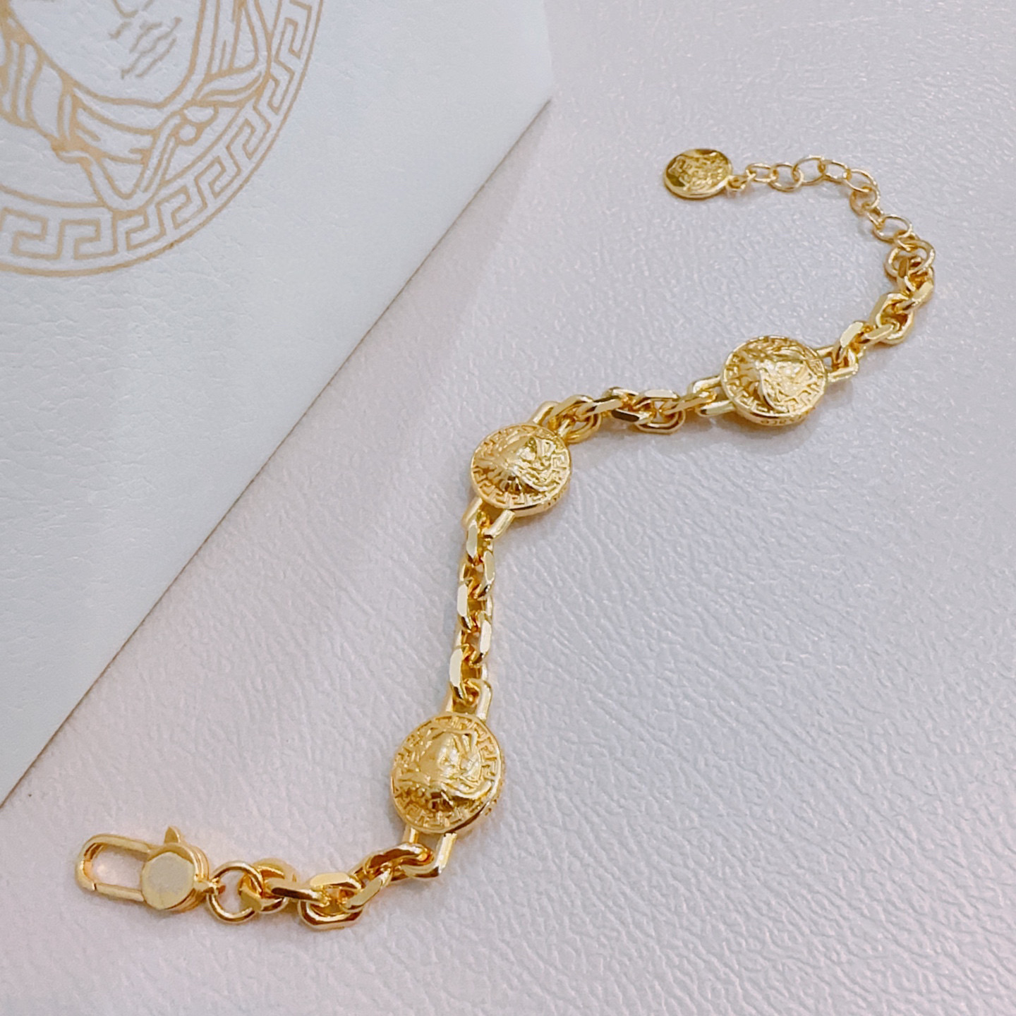    高品质范思哲手链美杜莎头像原单货专柜新款开模复古潮流时尚必备 男女均可佩戴 情侣款同款 摇滚朋克泰